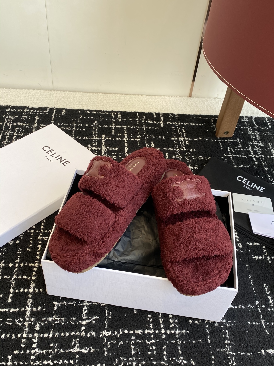 代购级
CELINE/塞琳 25ss 𝐧𝐞𝐰秋冬新品 一脚蹬羊毛拖鞋

这一季的赛琳又让我重新爱了它一次