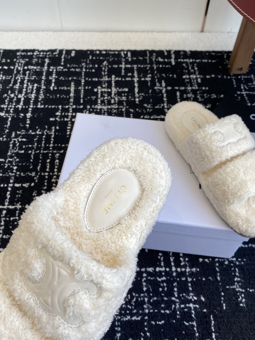 代购级
CELINE/塞琳 25ss 𝐧𝐞𝐰秋冬新品 一脚蹬羊毛拖鞋

这一季的赛琳又让我重新爱了它一次