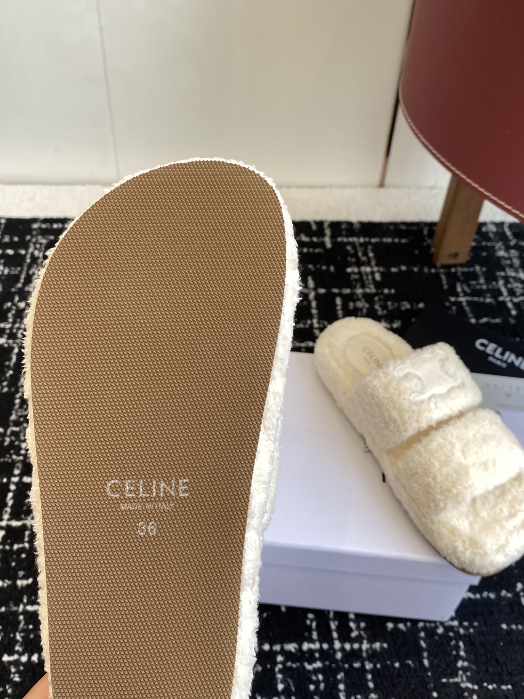 代购级
CELINE/塞琳 25ss 𝐧𝐞𝐰秋冬新品 一脚蹬羊毛拖鞋

这一季的赛琳又让我重新爱了它一次