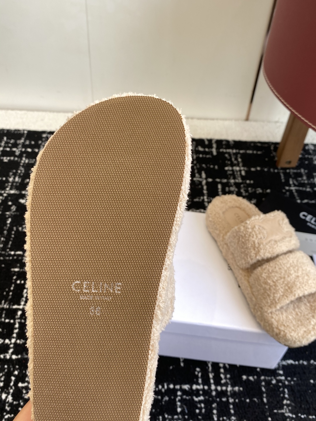 代购级
CELINE/塞琳 25ss 𝐧𝐞𝐰秋冬新品 一脚蹬羊毛拖鞋

这一季的赛琳又让我重新爱了它一次