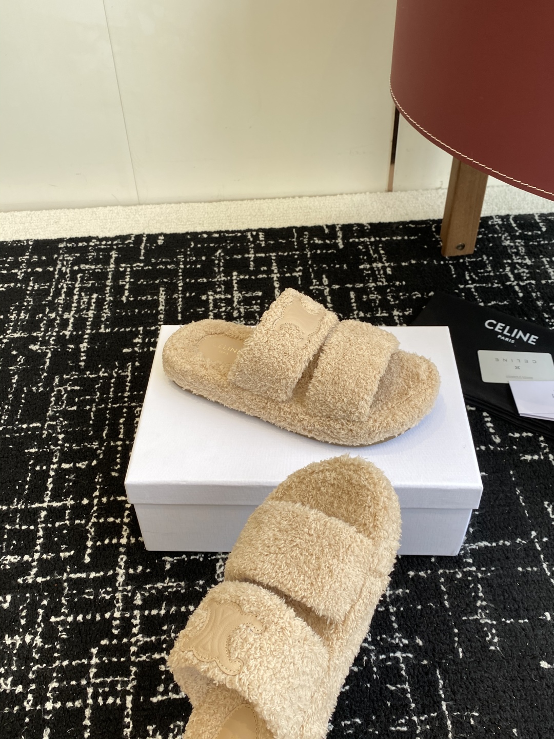 代购级
CELINE/塞琳 25ss 𝐧𝐞𝐰秋冬新品 一脚蹬羊毛拖鞋

这一季的赛琳又让我重新爱了它一次