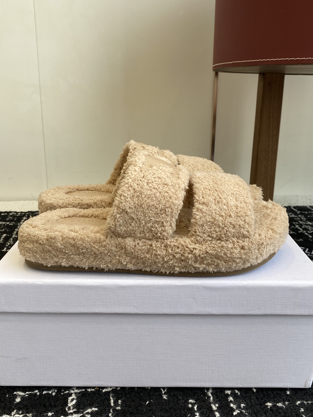 代购级
CELINE/塞琳 25ss 𝐧𝐞𝐰秋冬新品 一脚蹬羊毛拖鞋

这一季的赛琳又让我重新爱了它一次