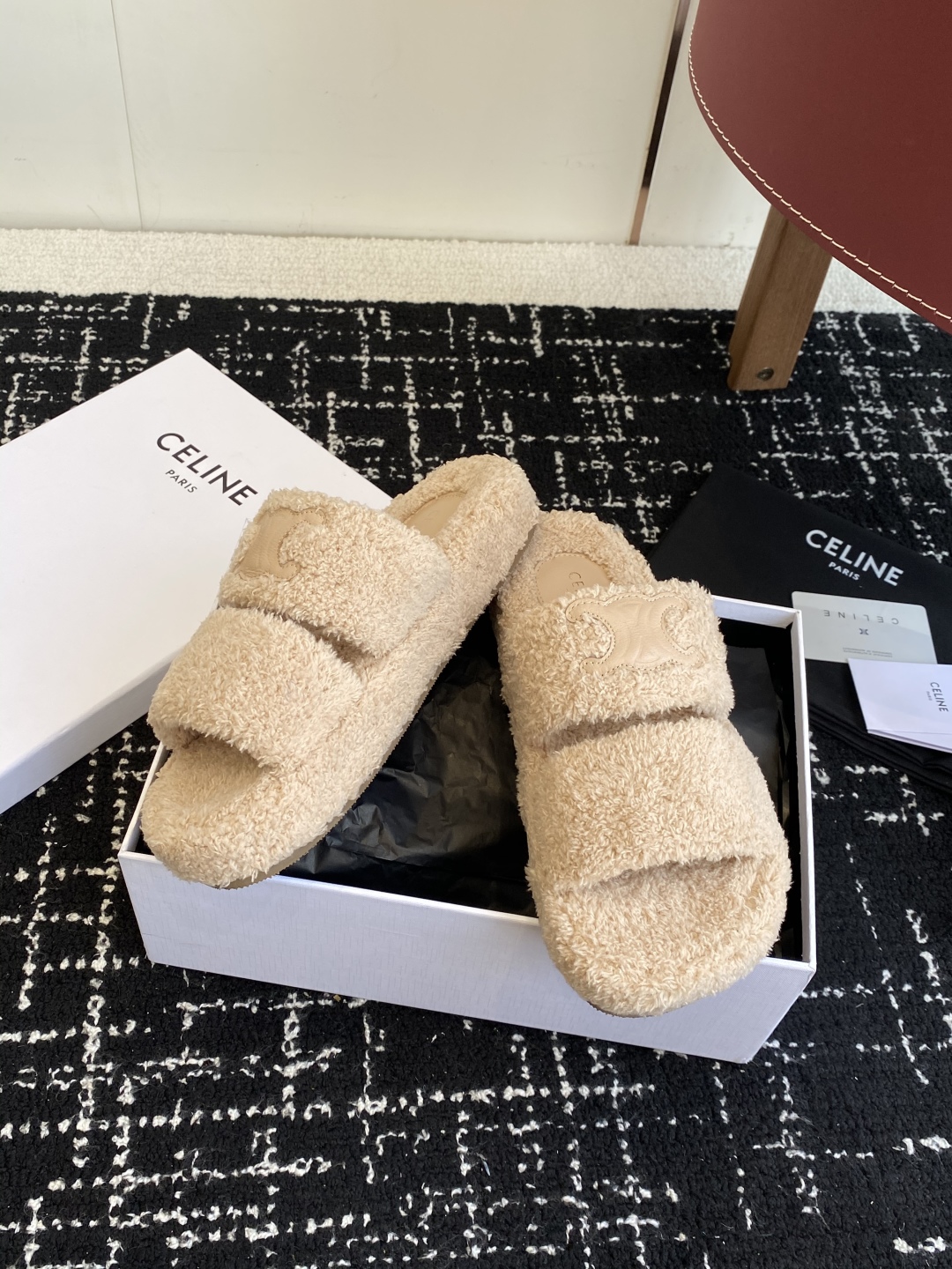 代购级
CELINE/塞琳 25ss 𝐧𝐞𝐰秋冬新品 一脚蹬羊毛拖鞋

这一季的赛琳又让我重新爱了它一次