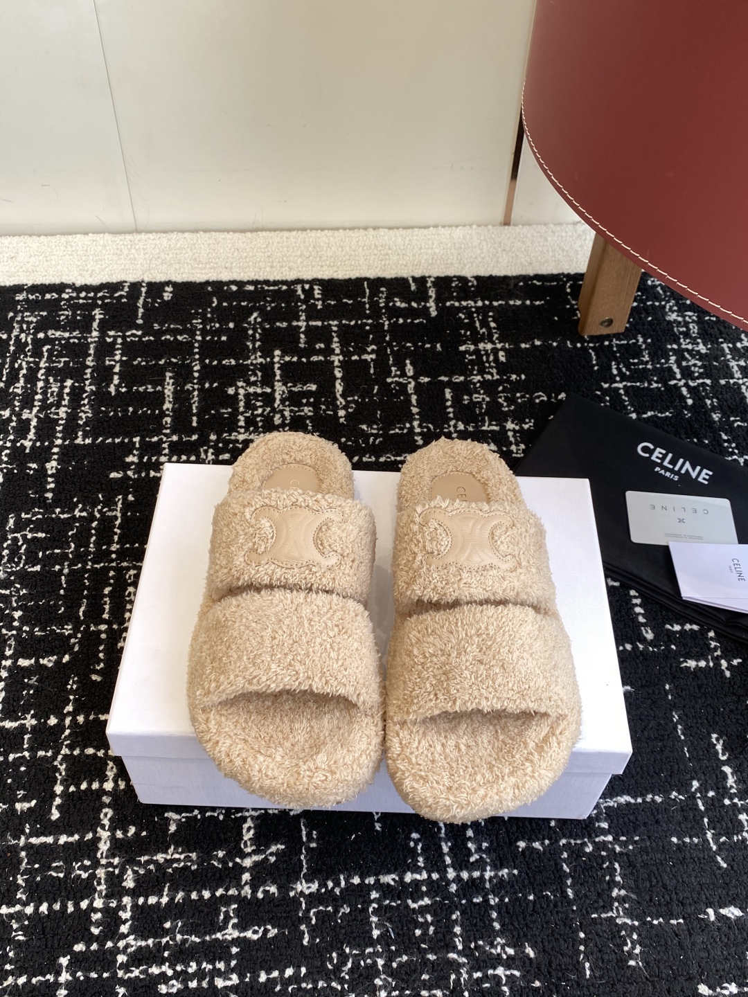 代购级
CELINE/塞琳 25ss 𝐧𝐞𝐰秋冬新品 一脚蹬羊毛拖鞋

这一季的赛琳又让我重新爱了它一次