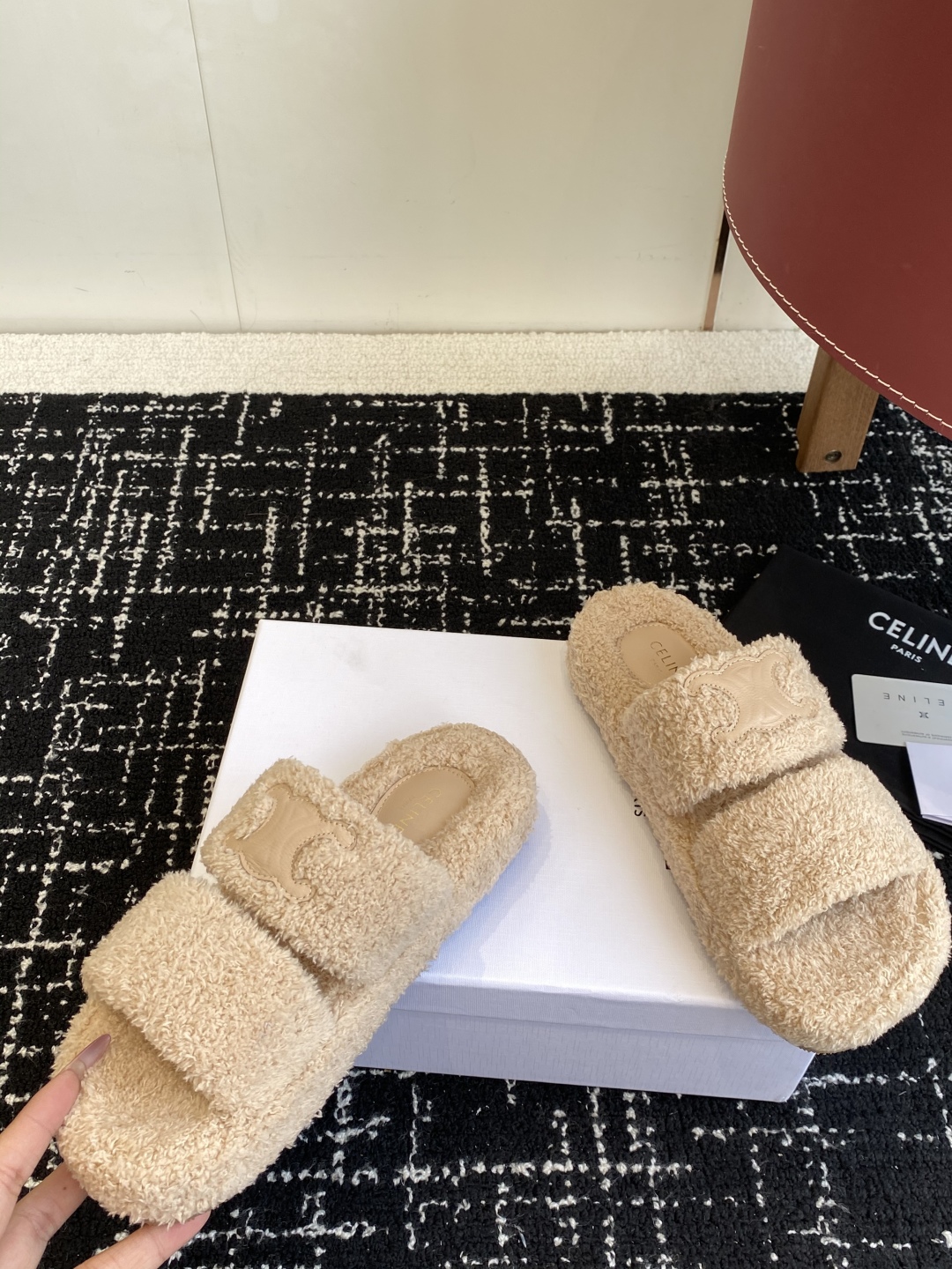 代购级
CELINE/塞琳 25ss 𝐧𝐞𝐰秋冬新品 一脚蹬羊毛拖鞋

这一季的赛琳又让我重新爱了它一次