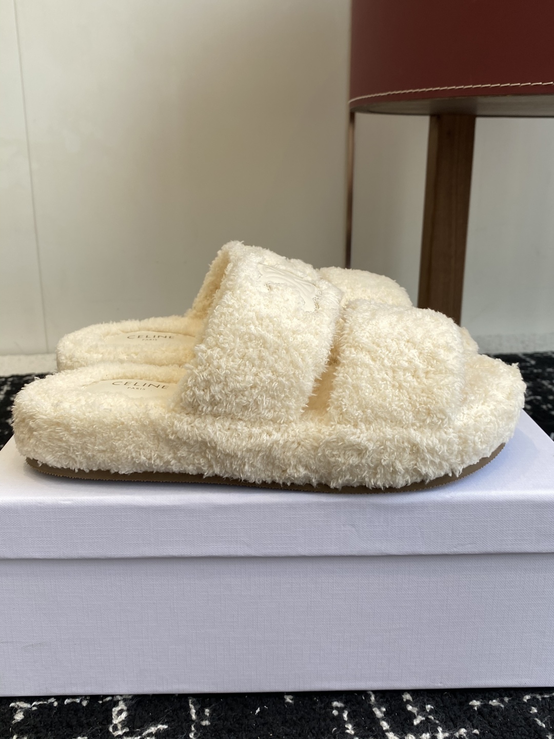 代购级
CELINE/塞琳 25ss 𝐧𝐞𝐰秋冬新品 一脚蹬羊毛拖鞋

这一季的赛琳又让我重新爱了它一次