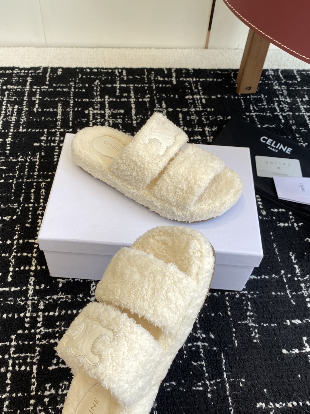 代购级
CELINE/塞琳 25ss 𝐧𝐞𝐰秋冬新品 一脚蹬羊毛拖鞋

这一季的赛琳又让我重新爱了它一次