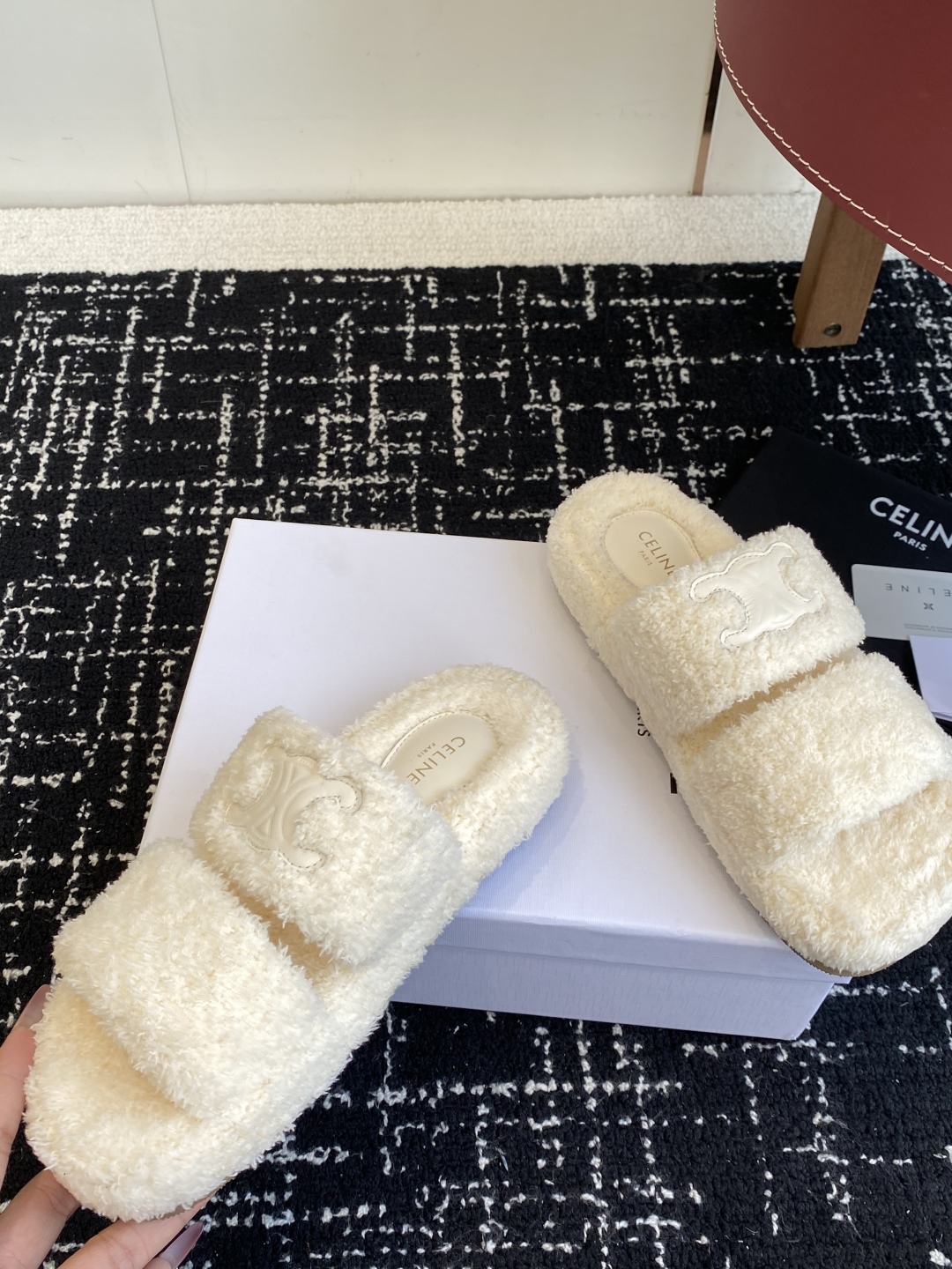 代购级
CELINE/塞琳 25ss 𝐧𝐞𝐰秋冬新品 一脚蹬羊毛拖鞋

这一季的赛琳又让我重新爱了它一次