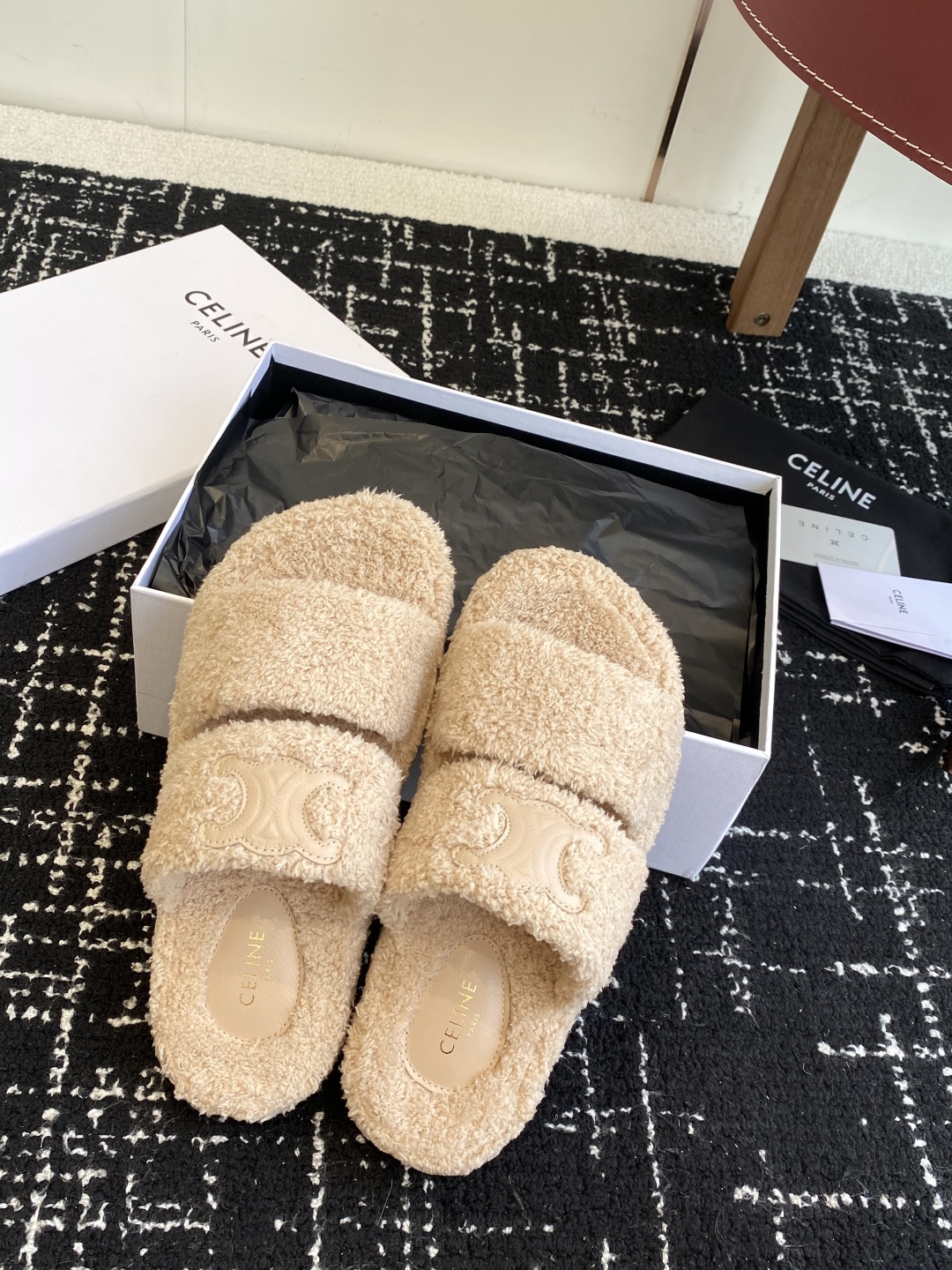 代购级
CELINE/塞琳 25ss 𝐧𝐞𝐰秋冬新品 一脚蹬羊毛拖鞋

这一季的赛琳又让我重新爱了它一次