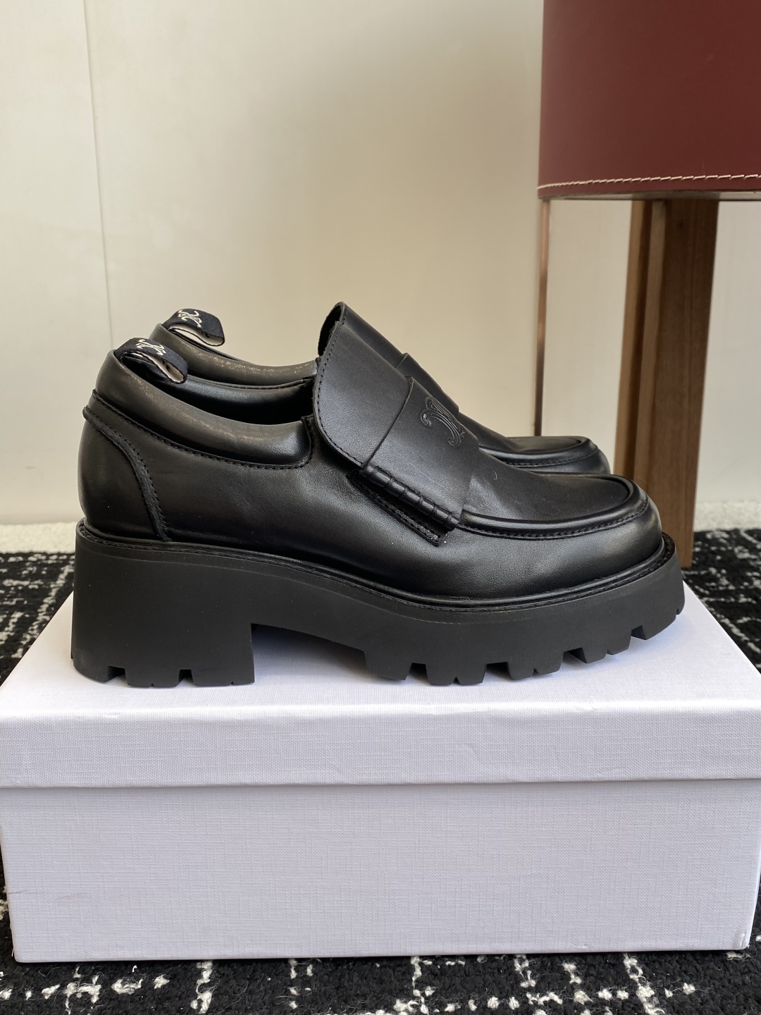 代购级
CELINE 25ss 思琳秋冬最新走秀款Lisa同款厚底乐福鞋 

好多明星网红上脚 无敌显瘦