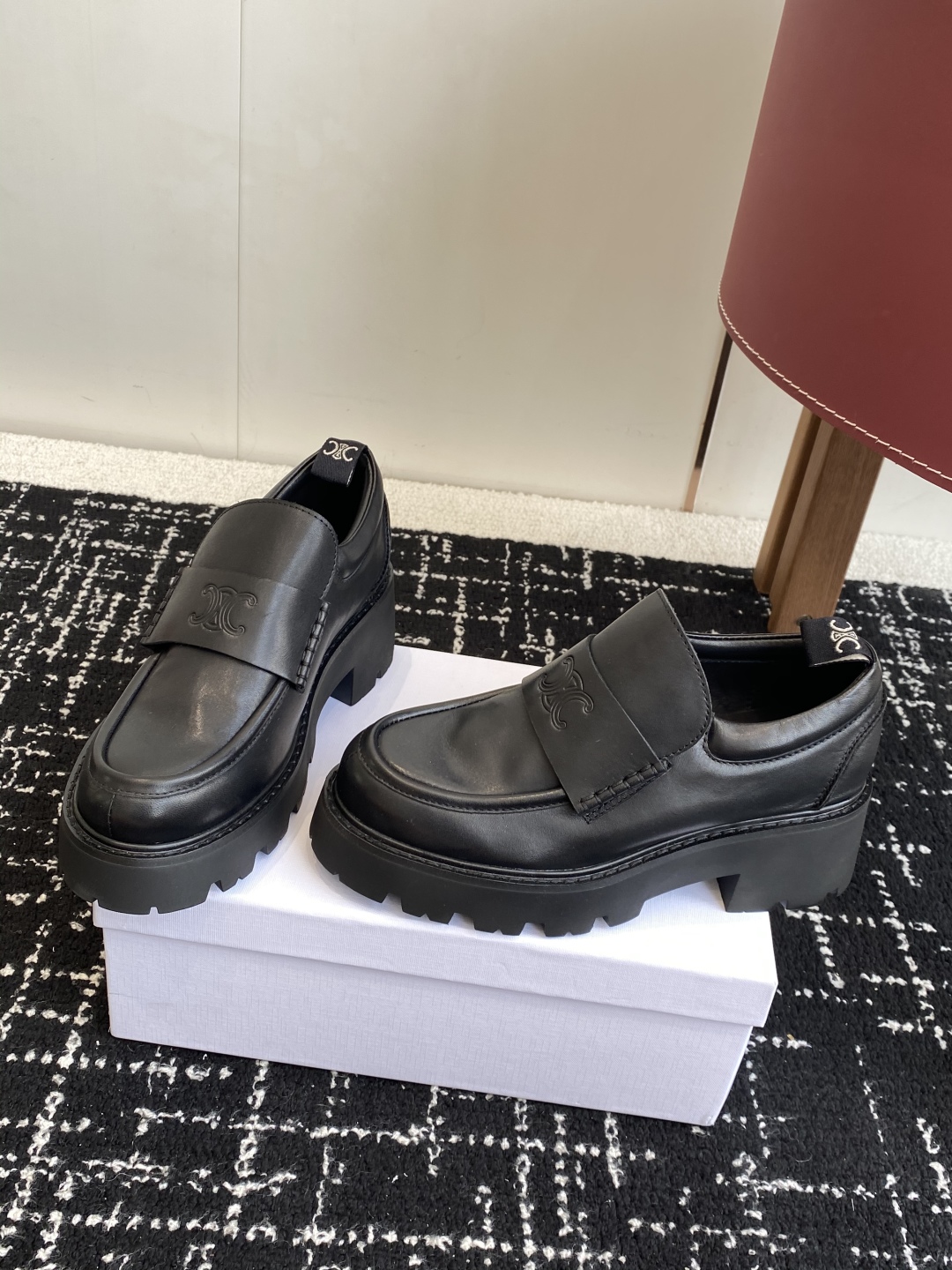 代购级
CELINE 25ss 思琳秋冬最新走秀款Lisa同款厚底乐福鞋 

好多明星网红上脚 无敌显瘦