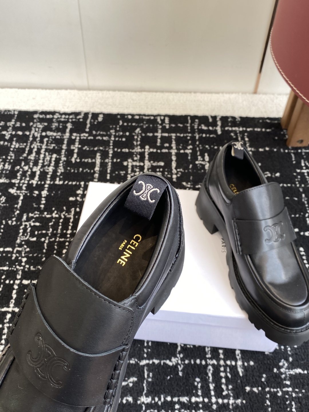 代购级
CELINE 25ss 思琳秋冬最新走秀款Lisa同款厚底乐福鞋 

好多明星网红上脚 无敌显瘦