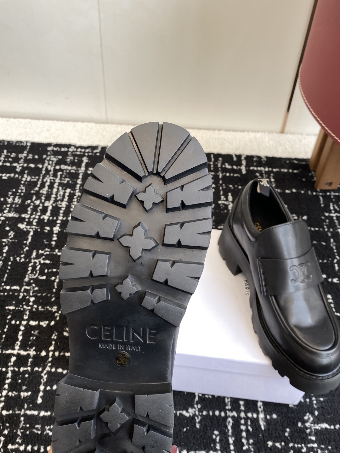 代购级
CELINE 25ss 思琳秋冬最新走秀款Lisa同款厚底乐福鞋 

好多明星网红上脚 无敌显瘦