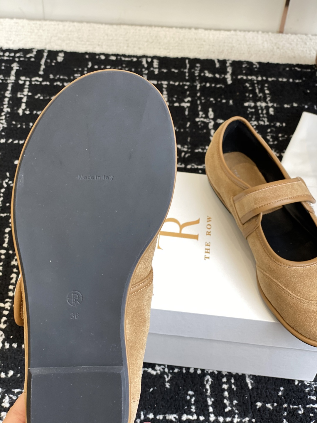 东莞代购级
therow  25ss新品极简圆头 魔术贴 玛丽珍单鞋

The Row新一季的设计延续极