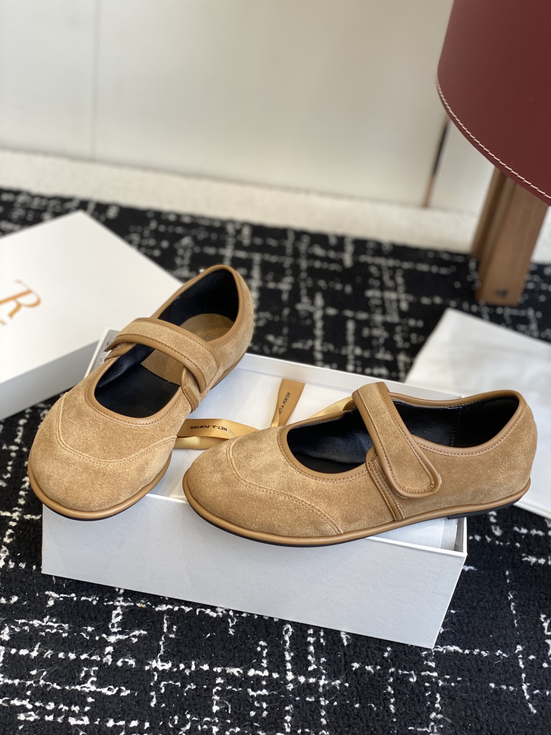 东莞代购级
therow  25ss新品极简圆头 魔术贴 玛丽珍单鞋

The Row新一季的设计延续极