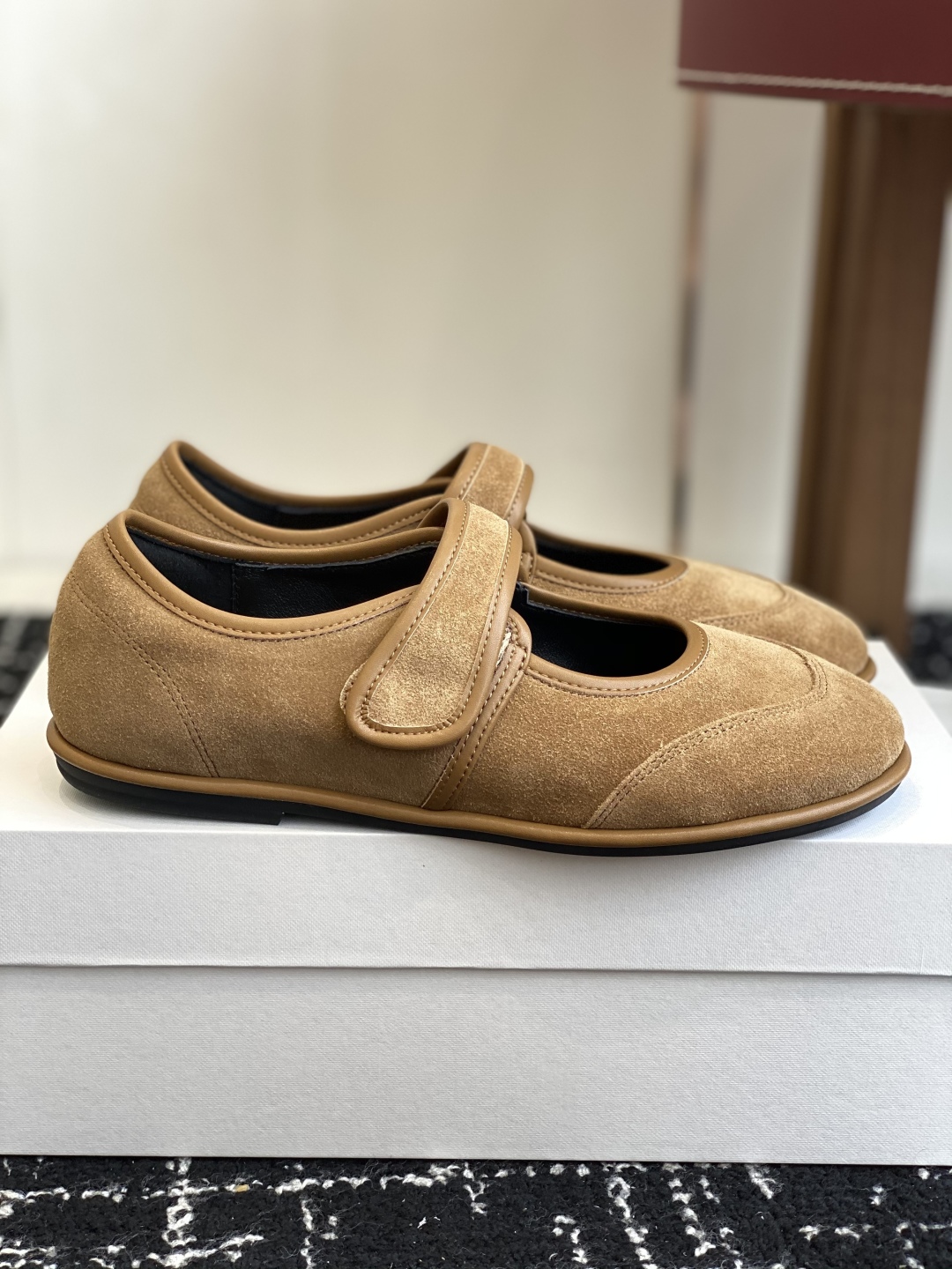 东莞代购级
therow  25ss新品极简圆头 魔术贴 玛丽珍单鞋

The Row新一季的设计延续极