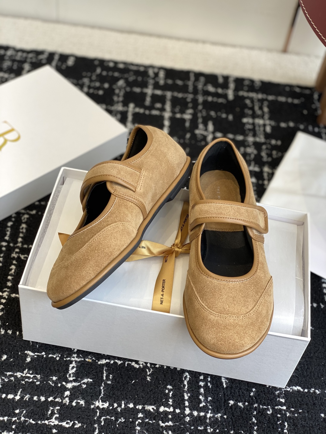 东莞代购级
therow  25ss新品极简圆头 魔术贴 玛丽珍单鞋

The Row新一季的设计延续极