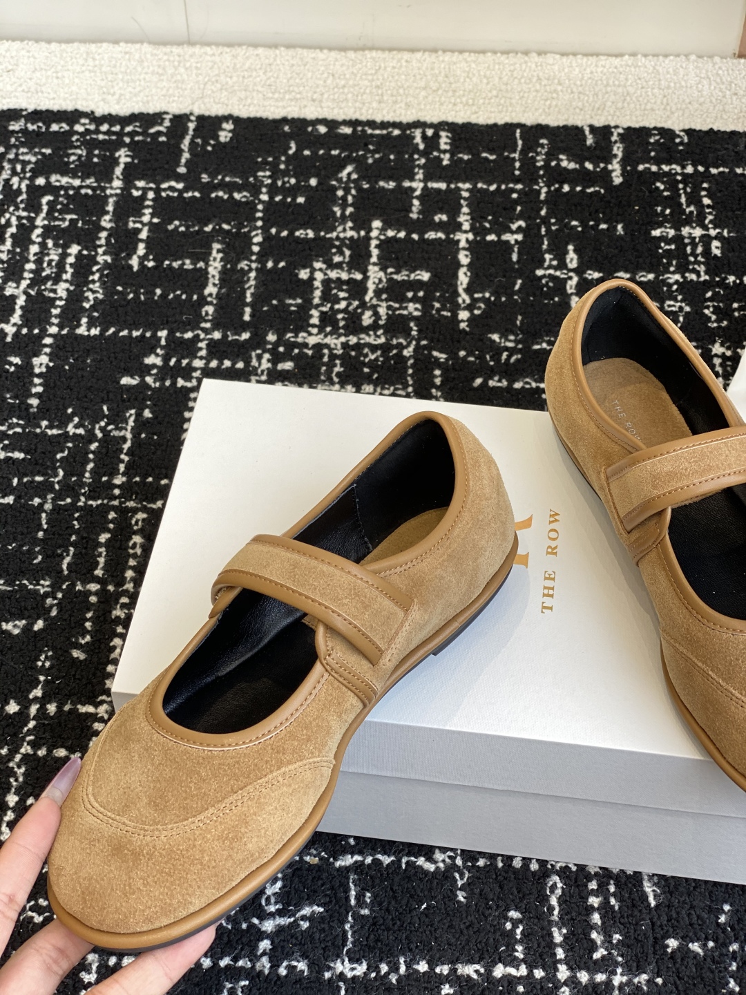 东莞代购级
therow  25ss新品极简圆头 魔术贴 玛丽珍单鞋

The Row新一季的设计延续极