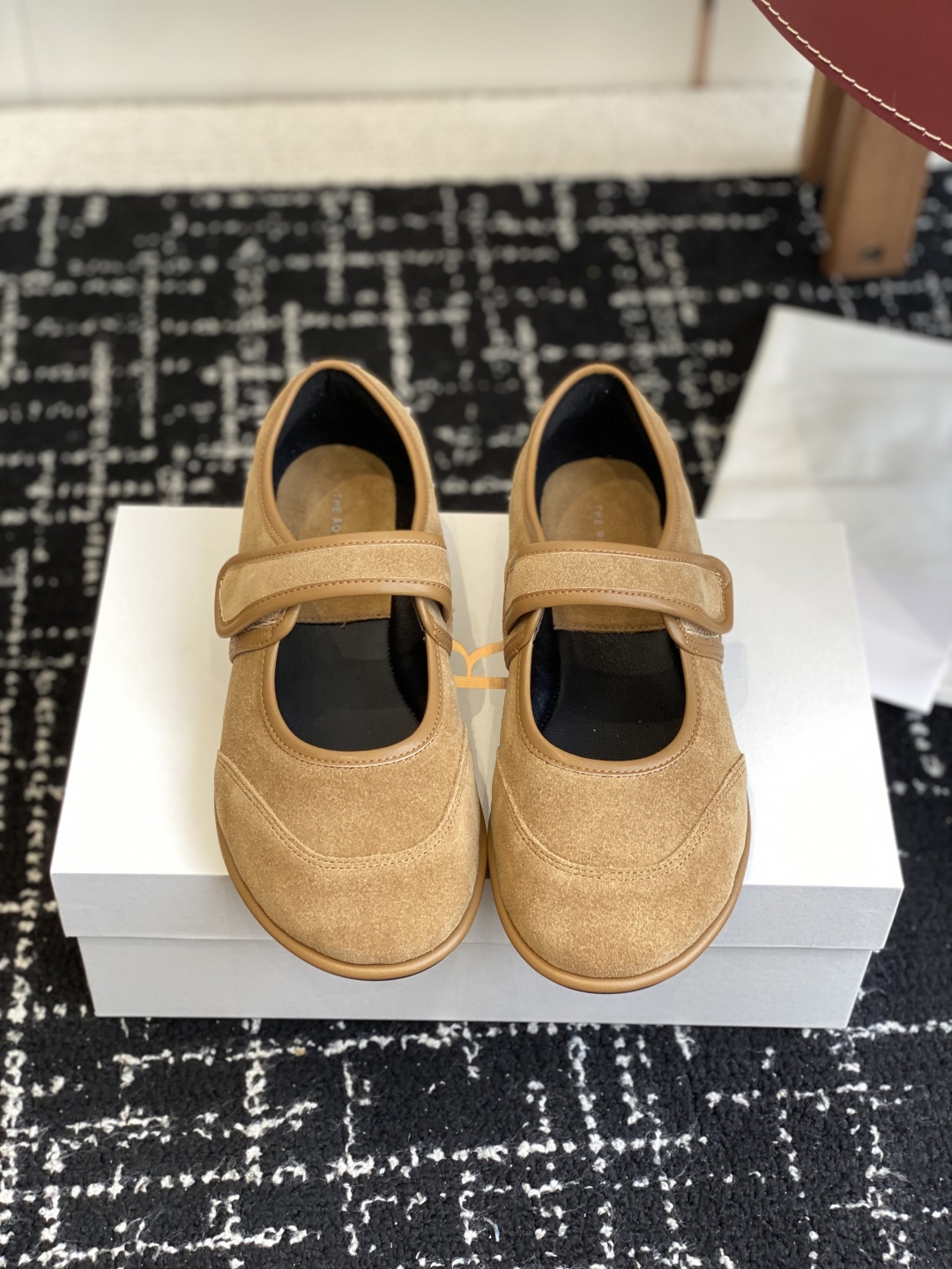 东莞代购级
therow  25ss新品极简圆头 魔术贴 玛丽珍单鞋

The Row新一季的设计延续极