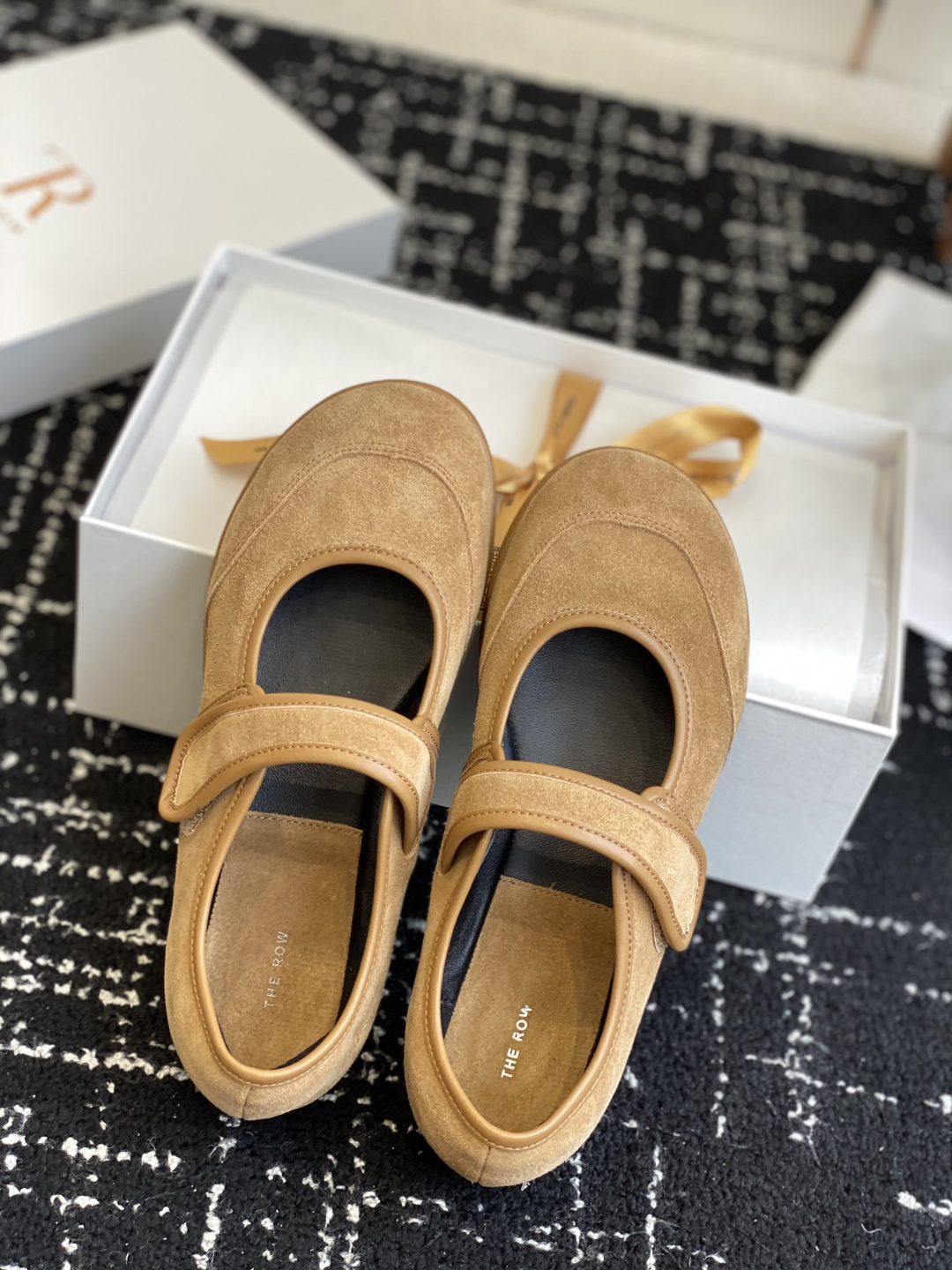 东莞代购级
therow  25ss新品极简圆头 魔术贴 玛丽珍单鞋

The Row新一季的设计延续极