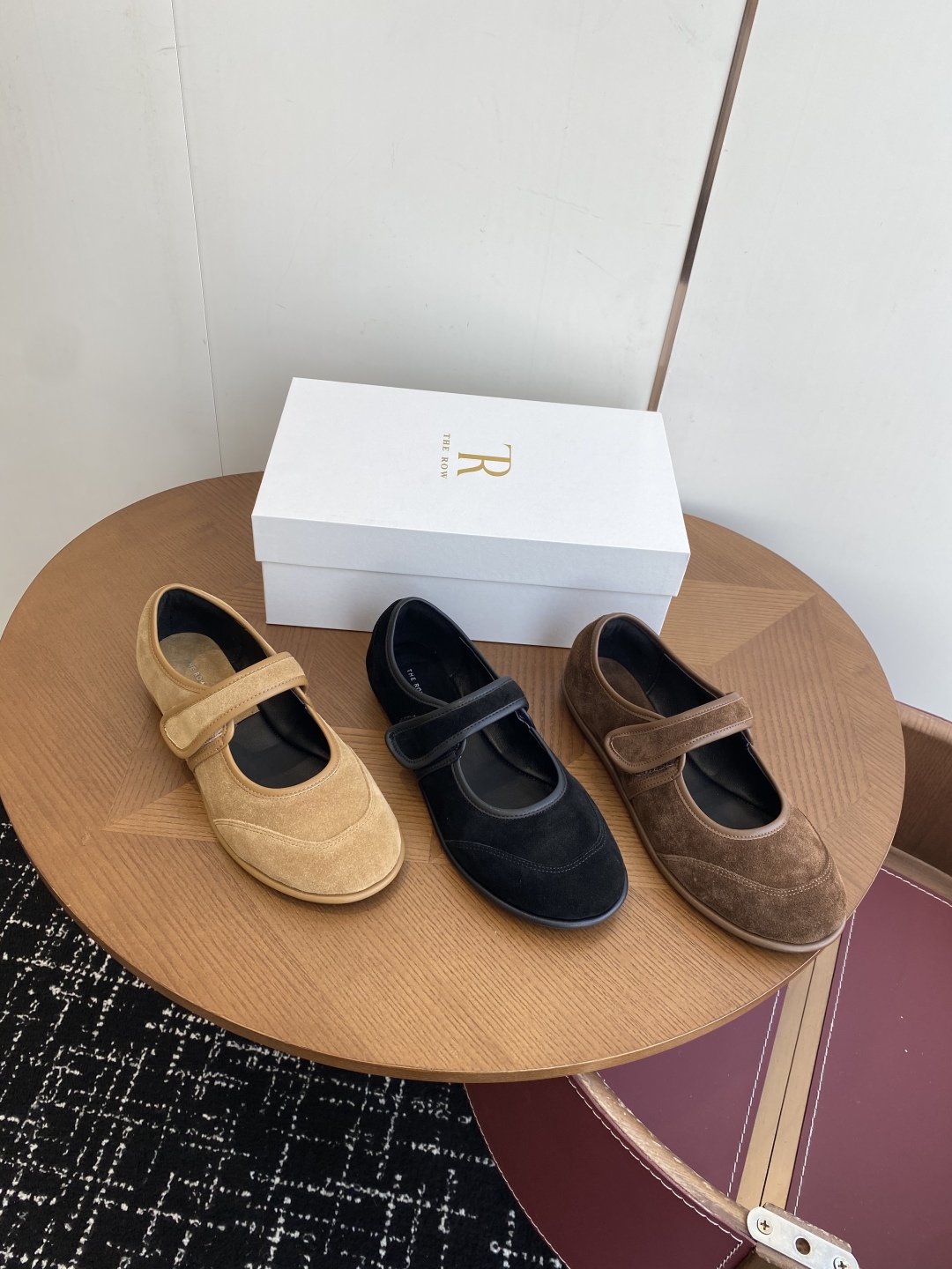 东莞代购级
therow  25ss新品极简圆头 魔术贴 玛丽珍单鞋

The Row新一季的设计延续极
