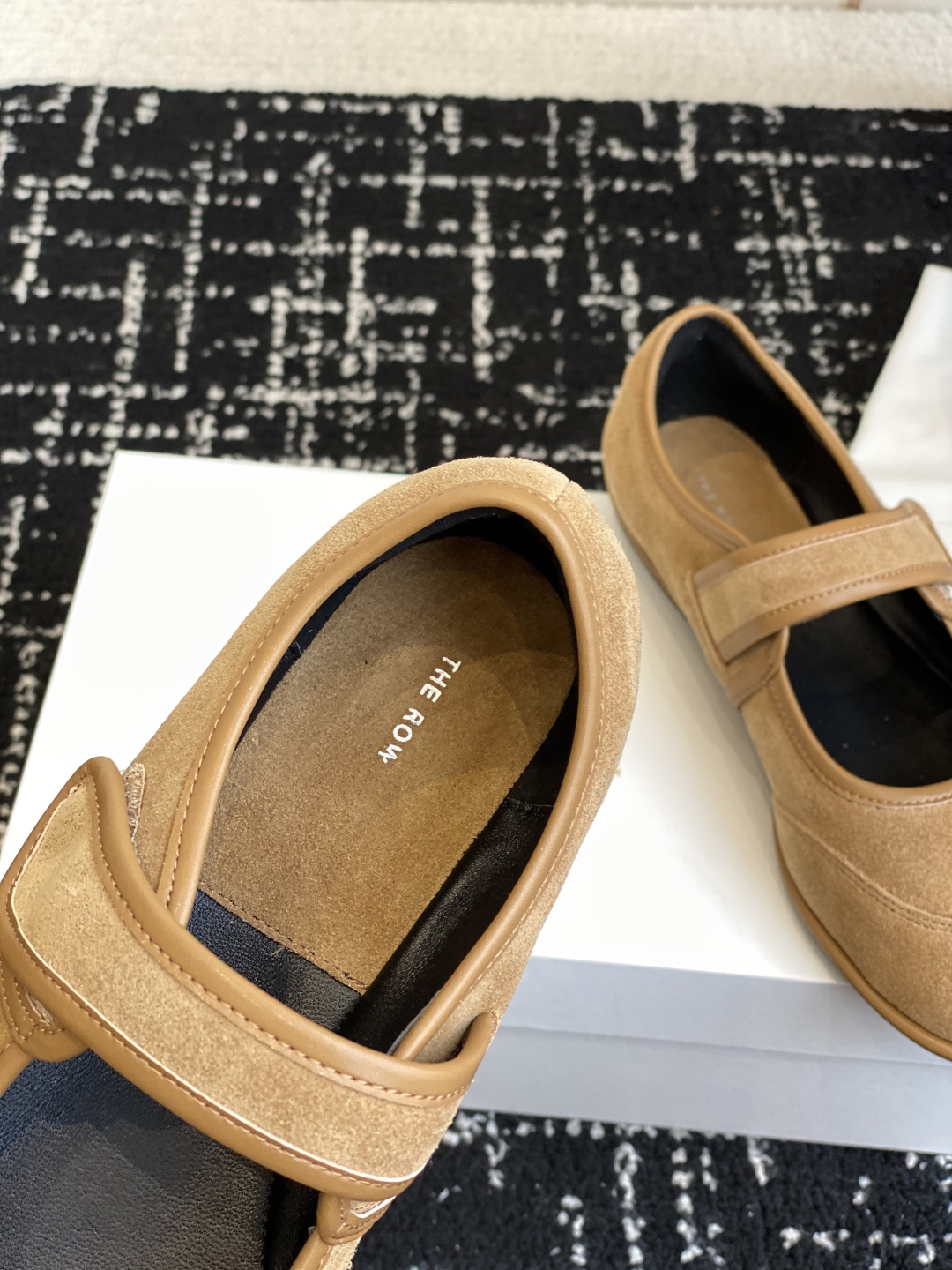 东莞代购级
therow  25ss新品极简圆头 魔术贴 玛丽珍单鞋

The Row新一季的设计延续极
