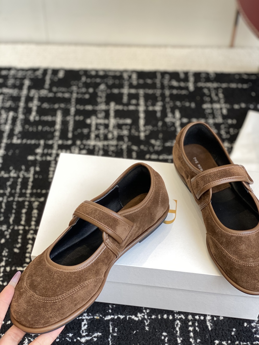 东莞代购级
therow  25ss新品极简圆头 魔术贴 玛丽珍单鞋

The Row新一季的设计延续极