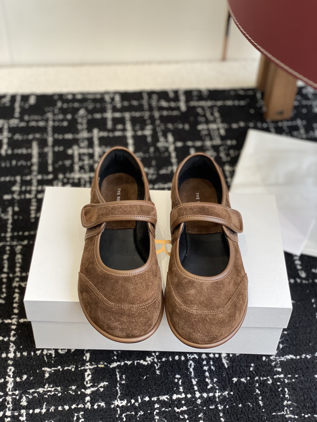 东莞代购级
therow  25ss新品极简圆头 魔术贴 玛丽珍单鞋

The Row新一季的设计延续极