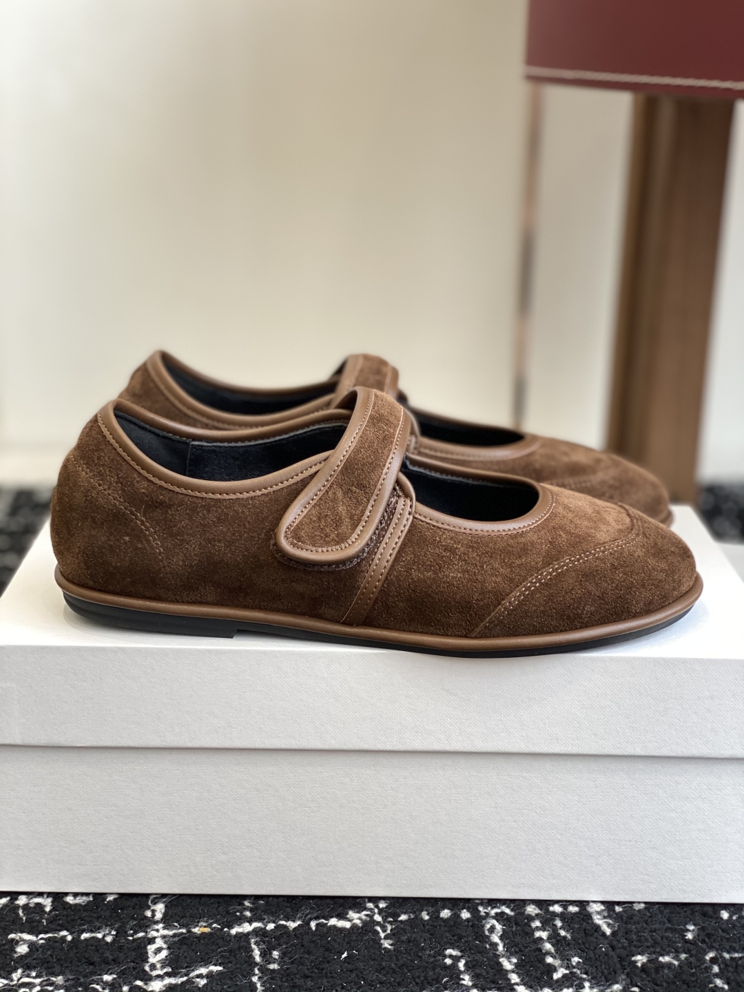 东莞代购级
therow  25ss新品极简圆头 魔术贴 玛丽珍单鞋

The Row新一季的设计延续极