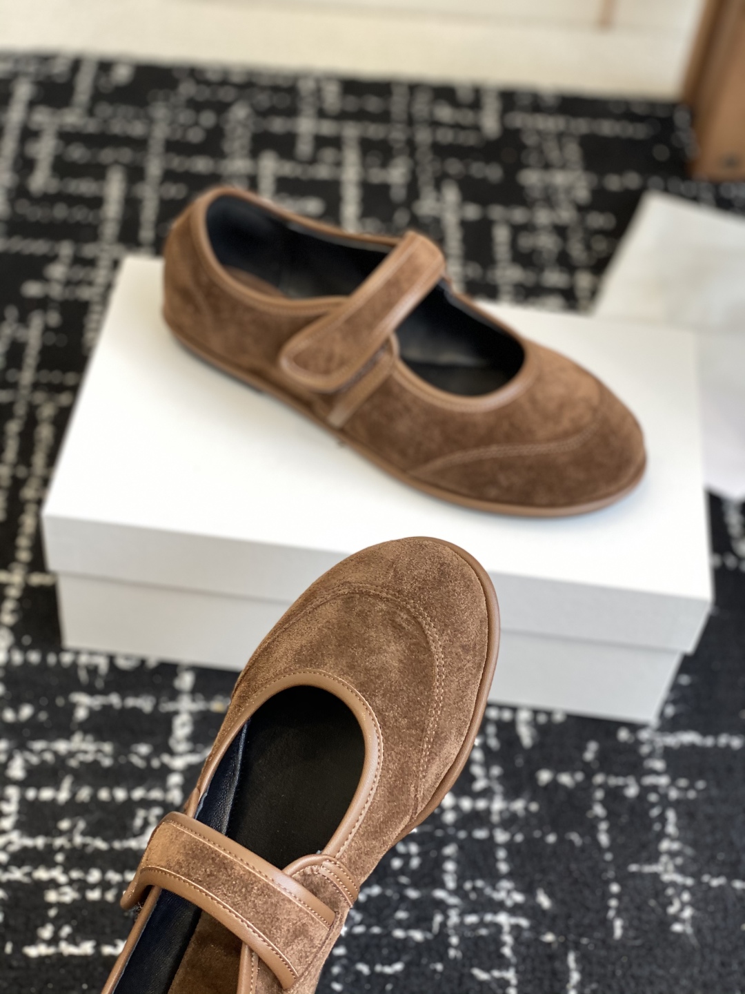 东莞代购级
therow  25ss新品极简圆头 魔术贴 玛丽珍单鞋

The Row新一季的设计延续极