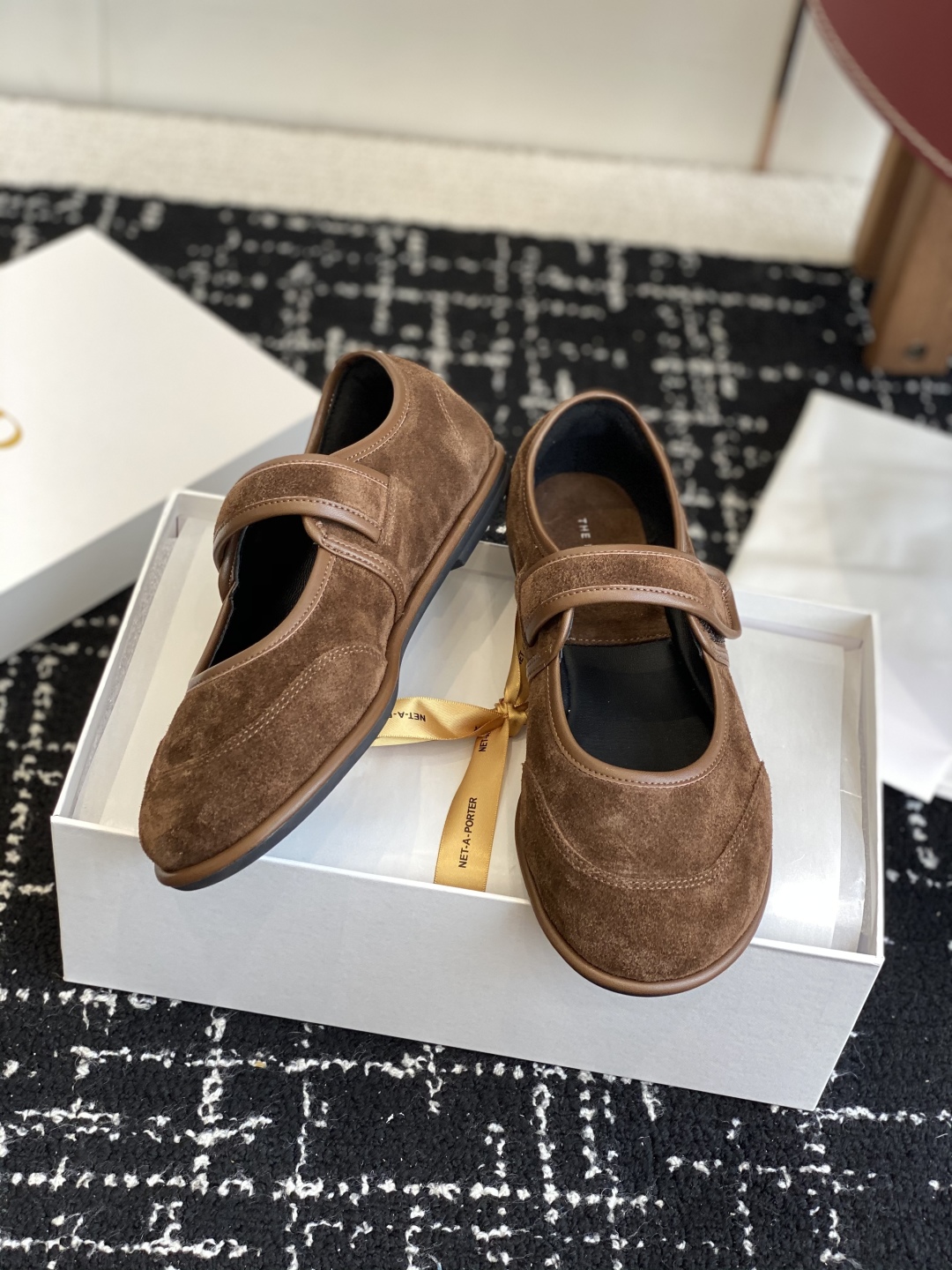 东莞代购级
therow  25ss新品极简圆头 魔术贴 玛丽珍单鞋

The Row新一季的设计延续极