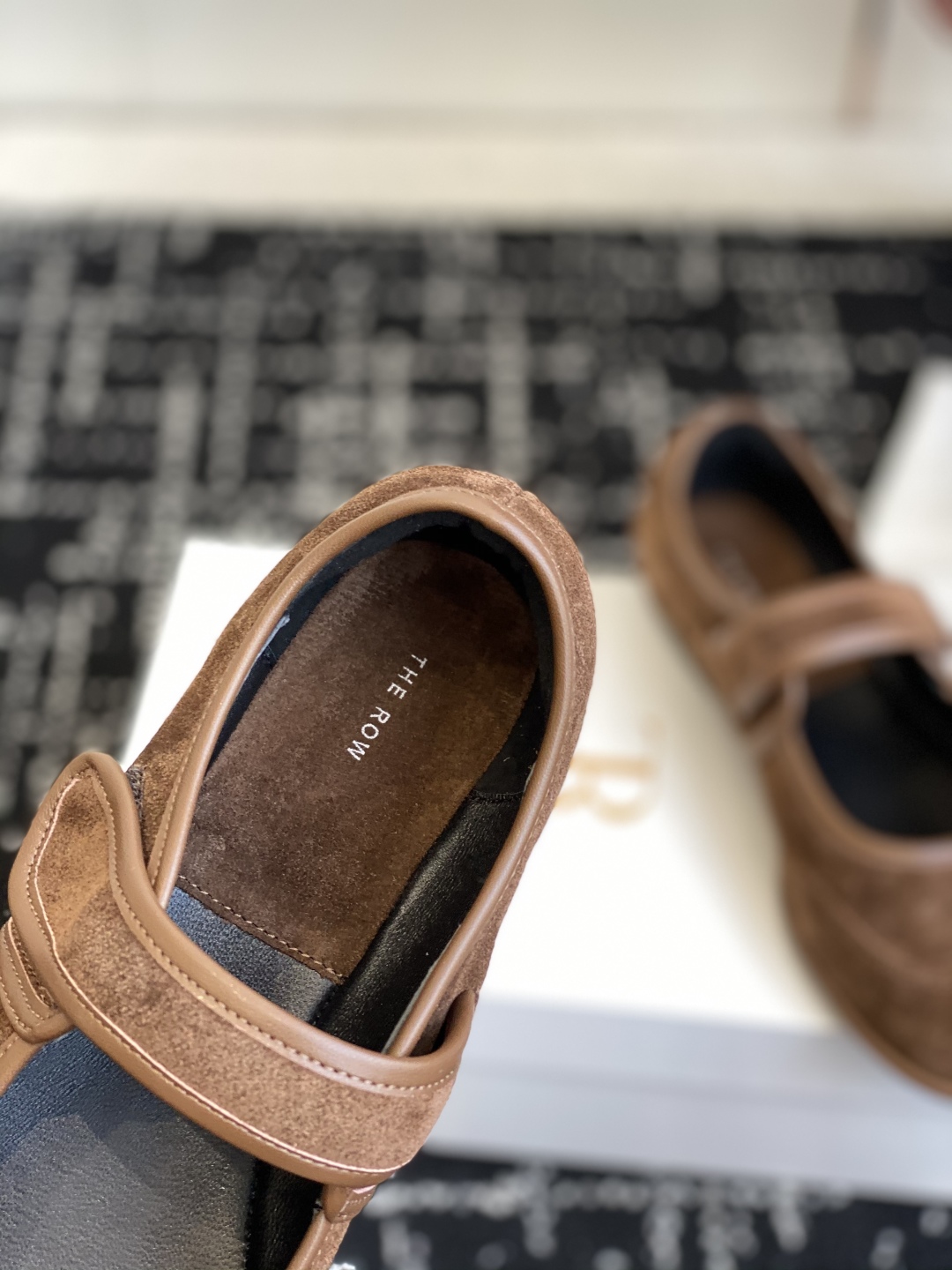 东莞代购级
therow  25ss新品极简圆头 魔术贴 玛丽珍单鞋

The Row新一季的设计延续极
