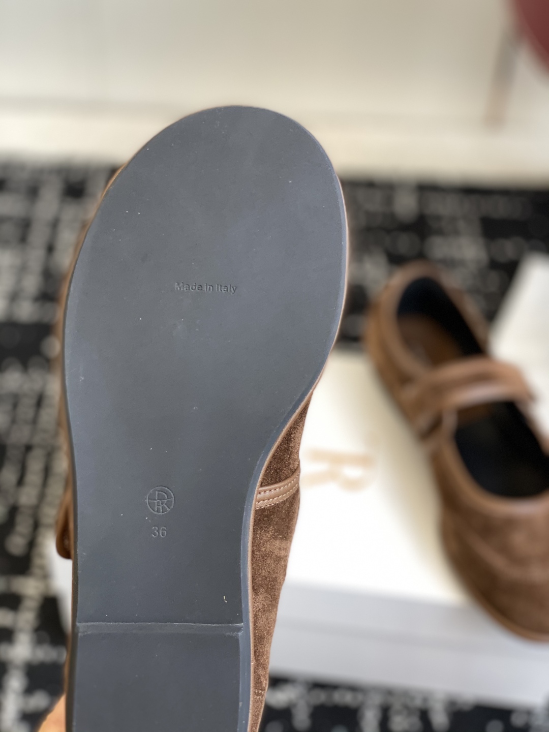 东莞代购级
therow  25ss新品极简圆头 魔术贴 玛丽珍单鞋

The Row新一季的设计延续极