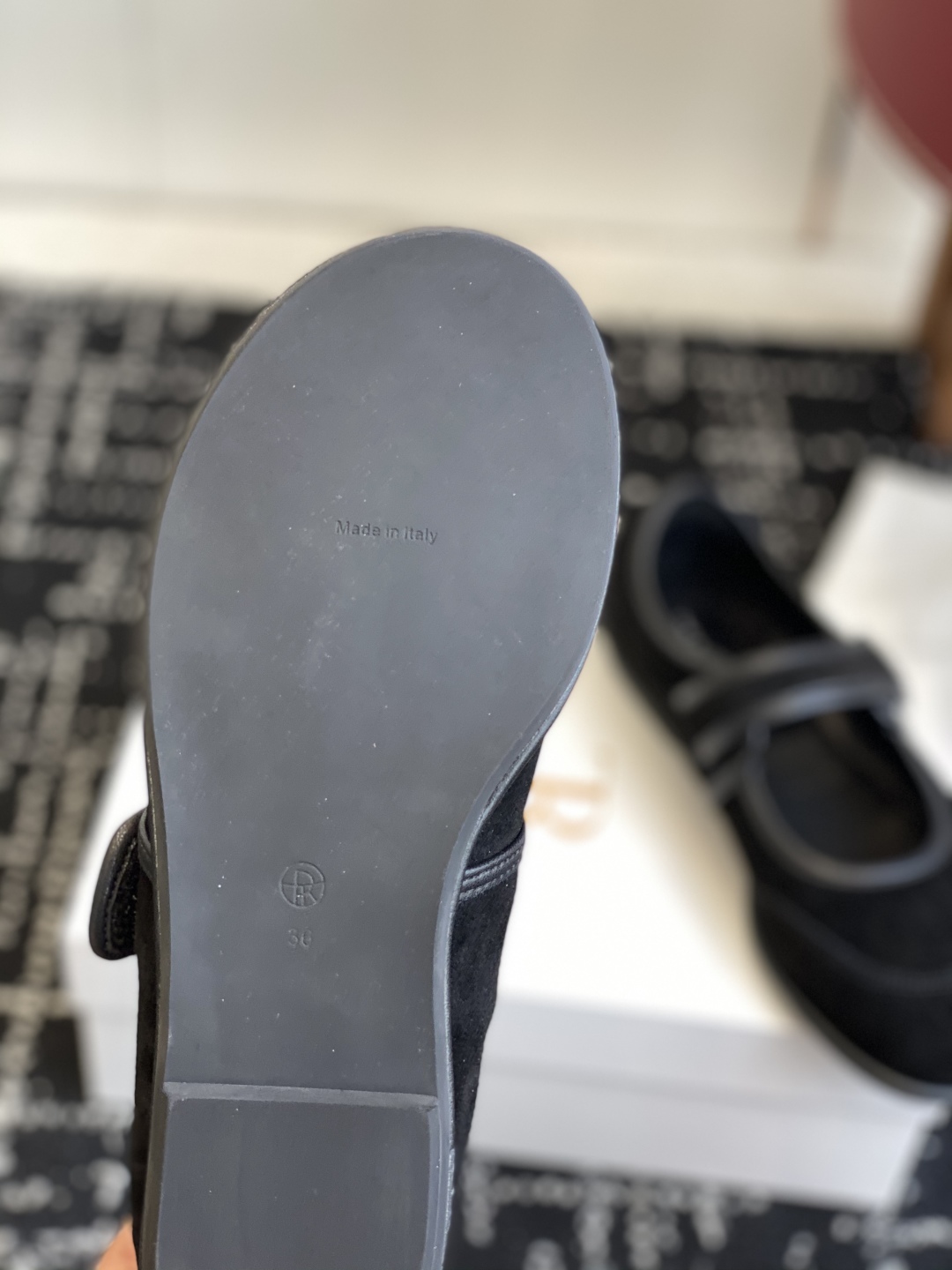 东莞代购级
therow  25ss新品极简圆头 魔术贴 玛丽珍单鞋

The Row新一季的设计延续极