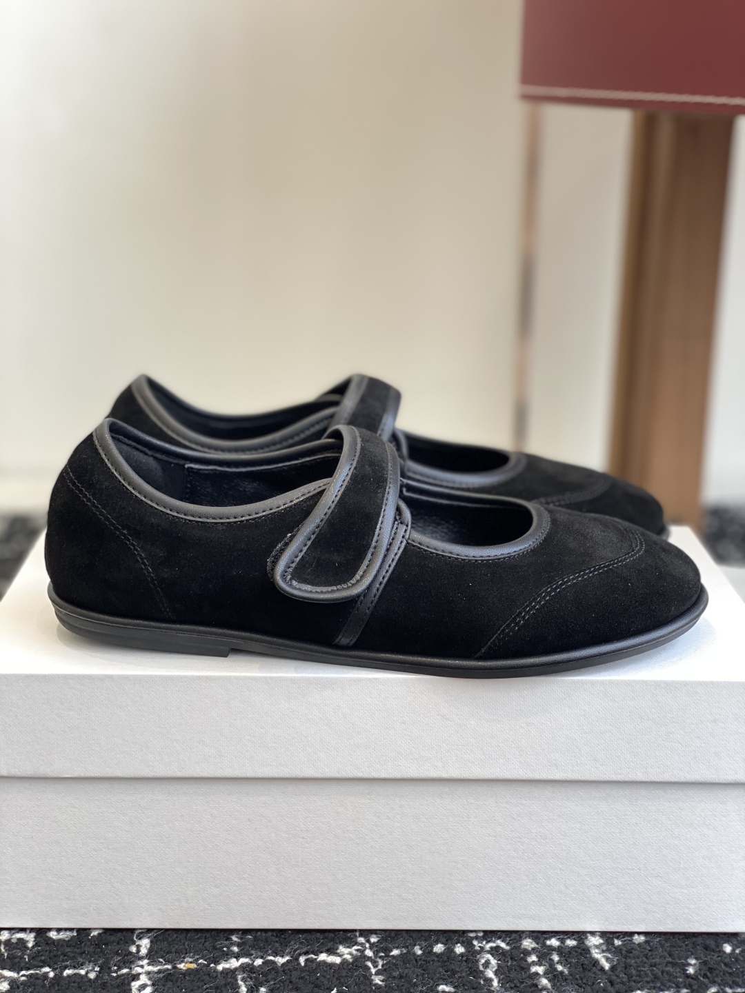 东莞代购级
therow  25ss新品极简圆头 魔术贴 玛丽珍单鞋

The Row新一季的设计延续极