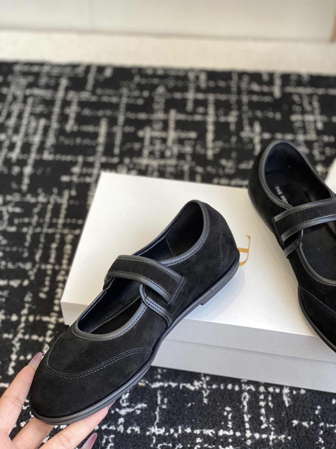 东莞代购级
therow  25ss新品极简圆头 魔术贴 玛丽珍单鞋

The Row新一季的设计延续极