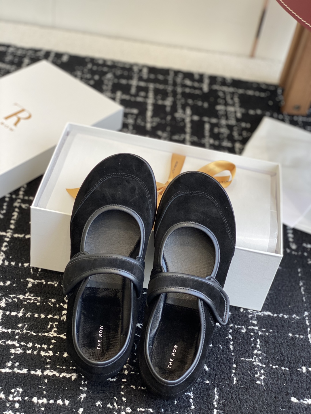 东莞代购级
therow  25ss新品极简圆头 魔术贴 玛丽珍单鞋

The Row新一季的设计延续极