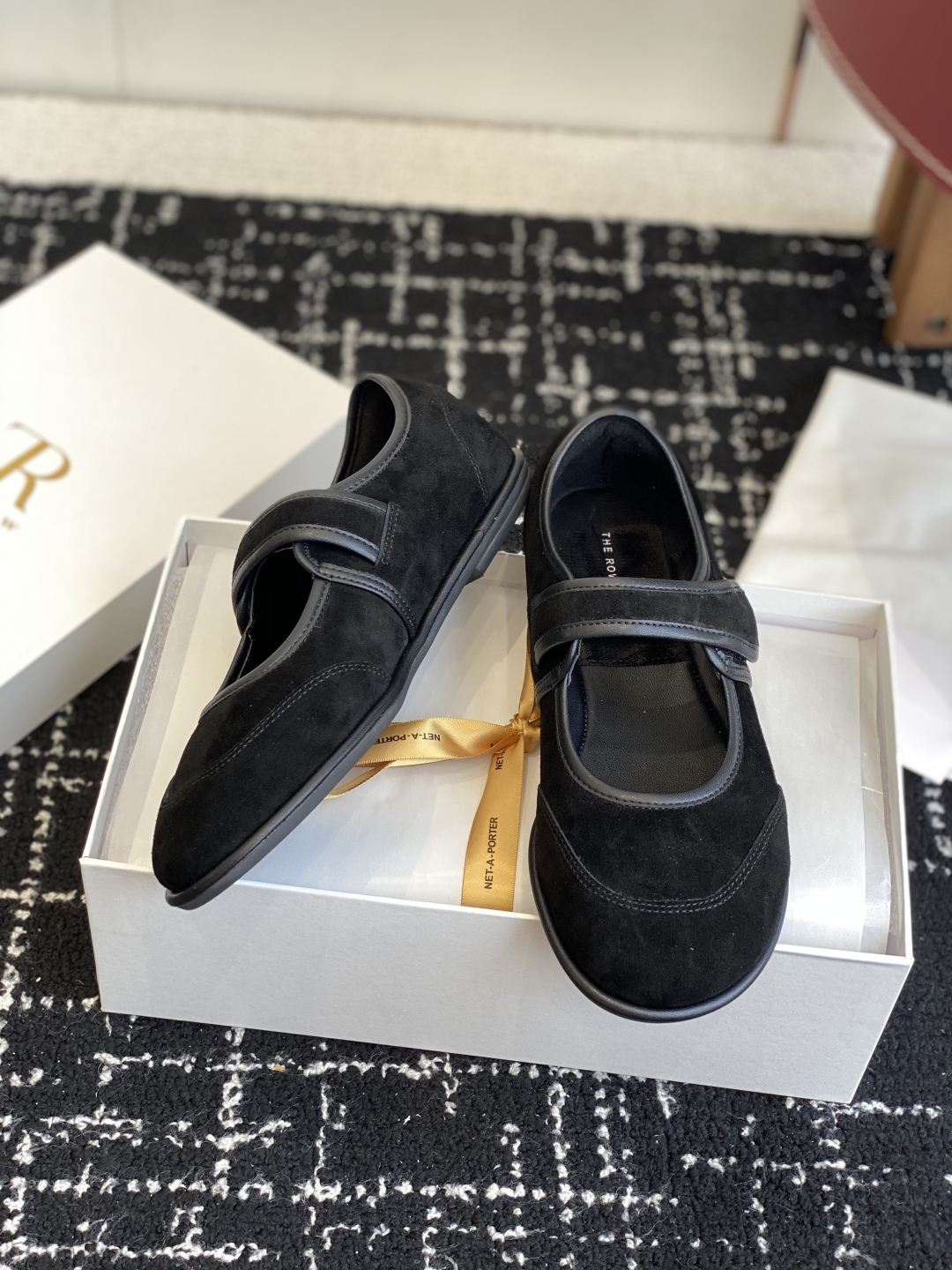 东莞代购级
therow  25ss新品极简圆头 魔术贴 玛丽珍单鞋

The Row新一季的设计延续极