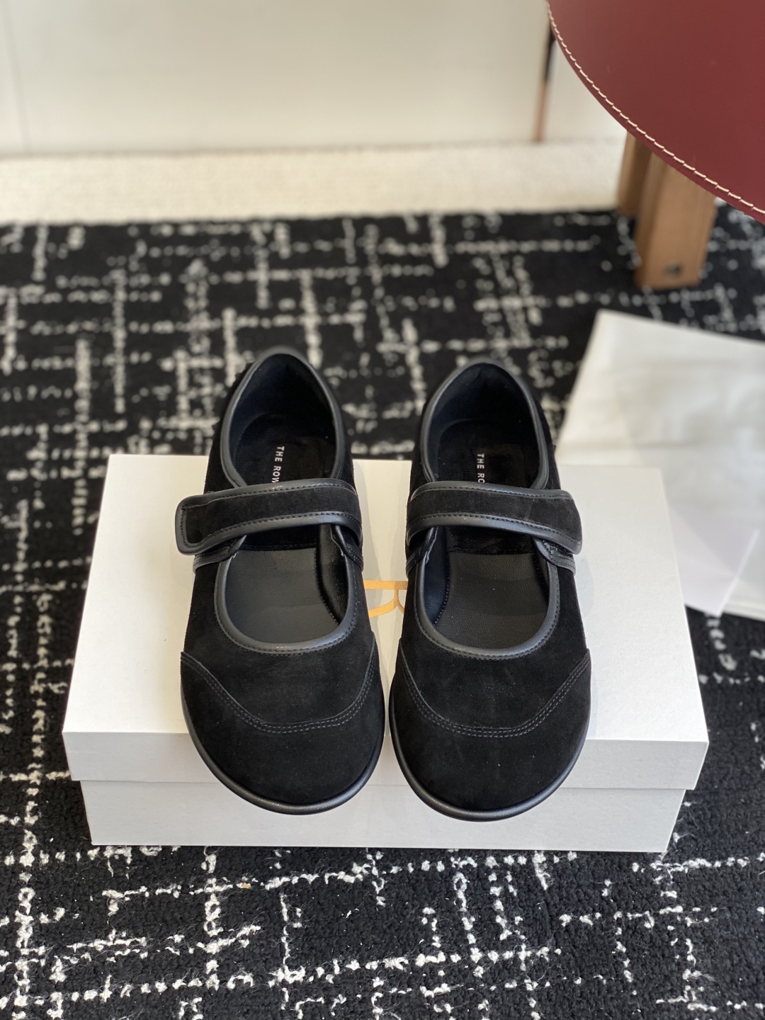 东莞代购级
therow  25ss新品极简圆头 魔术贴 玛丽珍单鞋

The Row新一季的设计延续极
