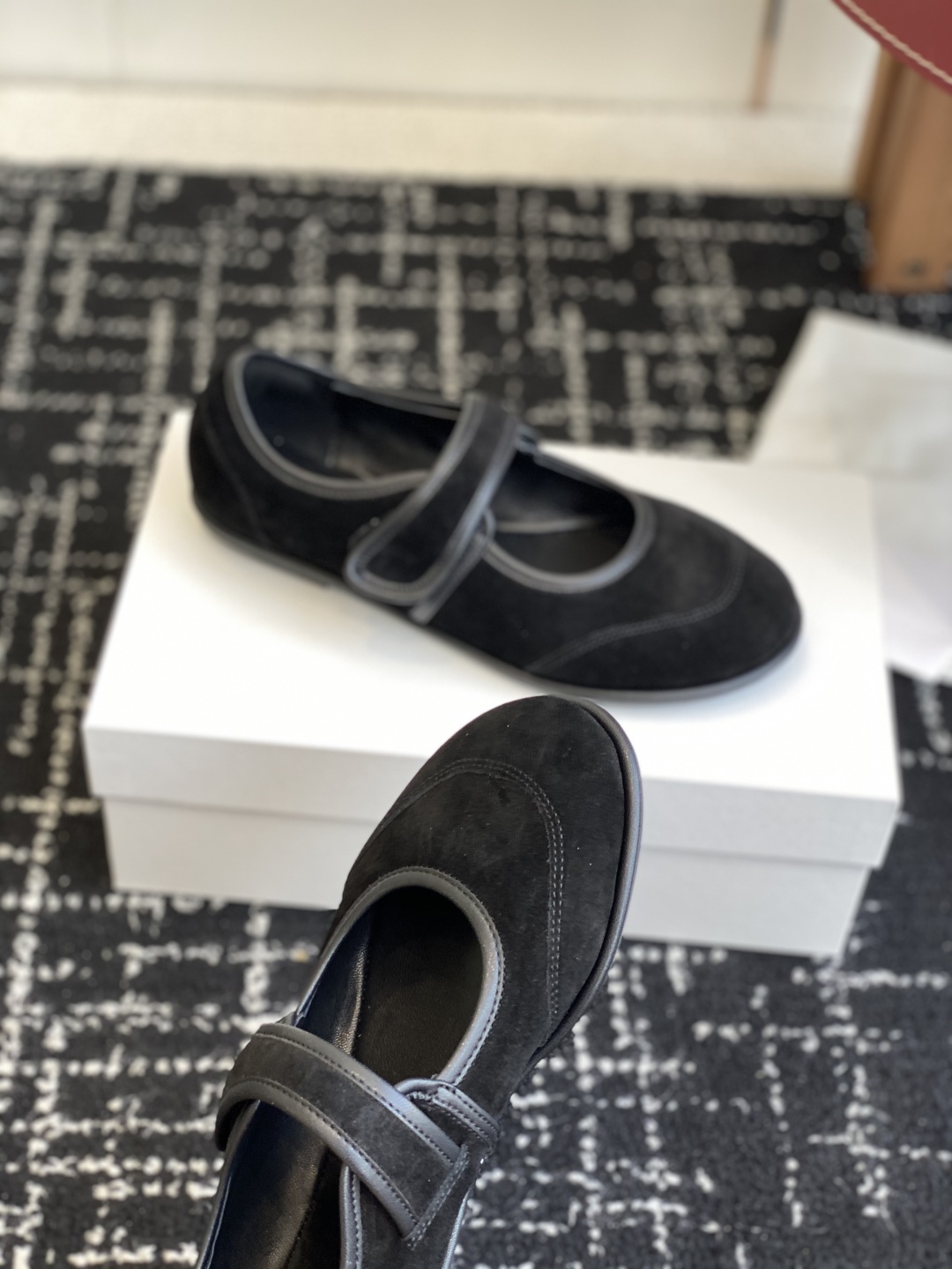 东莞代购级
therow  25ss新品极简圆头 魔术贴 玛丽珍单鞋

The Row新一季的设计延续极