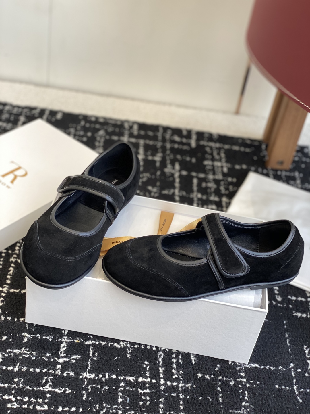 东莞代购级
therow  25ss新品极简圆头 魔术贴 玛丽珍单鞋

The Row新一季的设计延续极