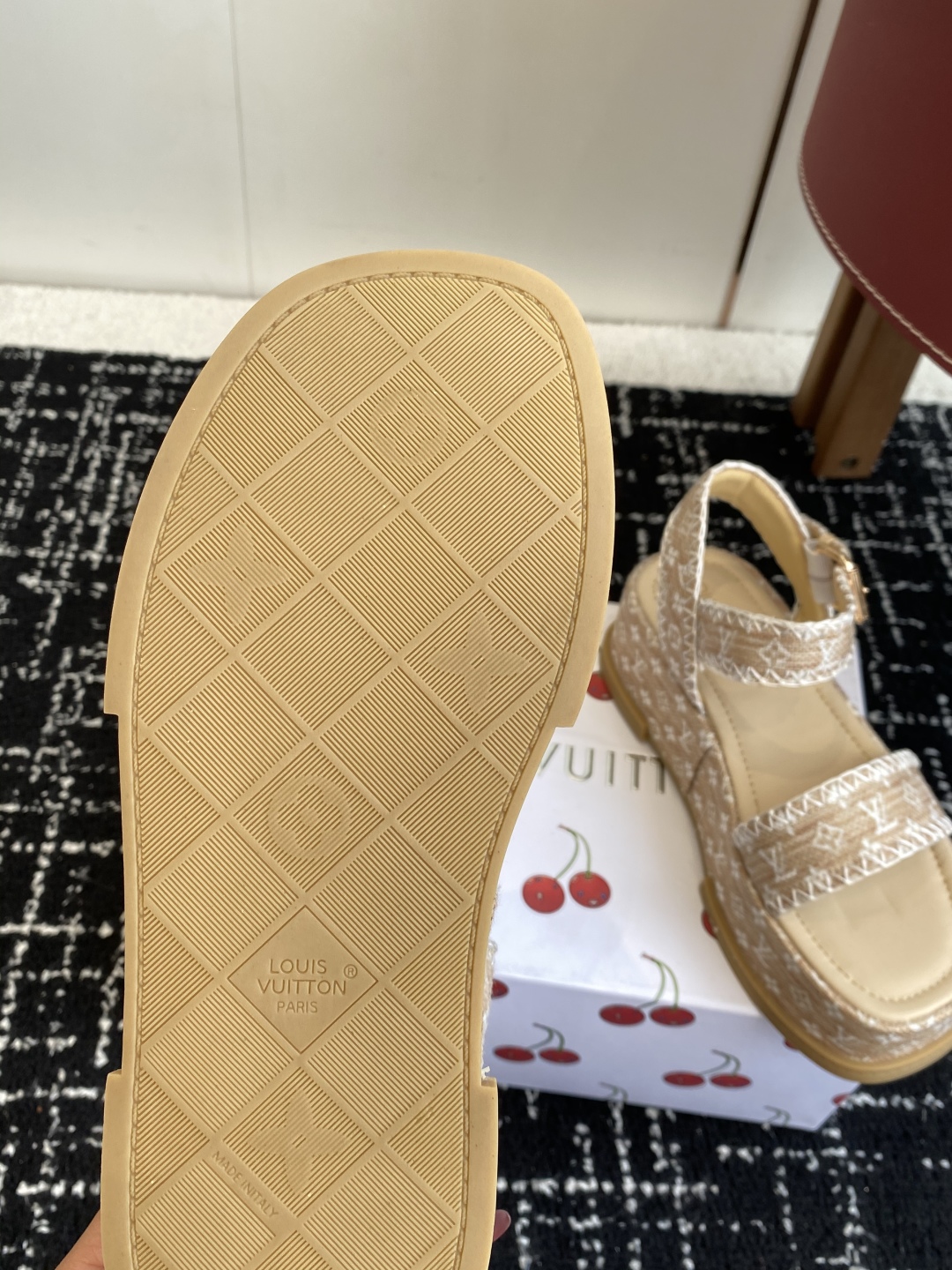 代购级
Louis Vitiaton new arrival～LV春夏厚底漆皮水台凉鞋.单宁色搭配的牛皮