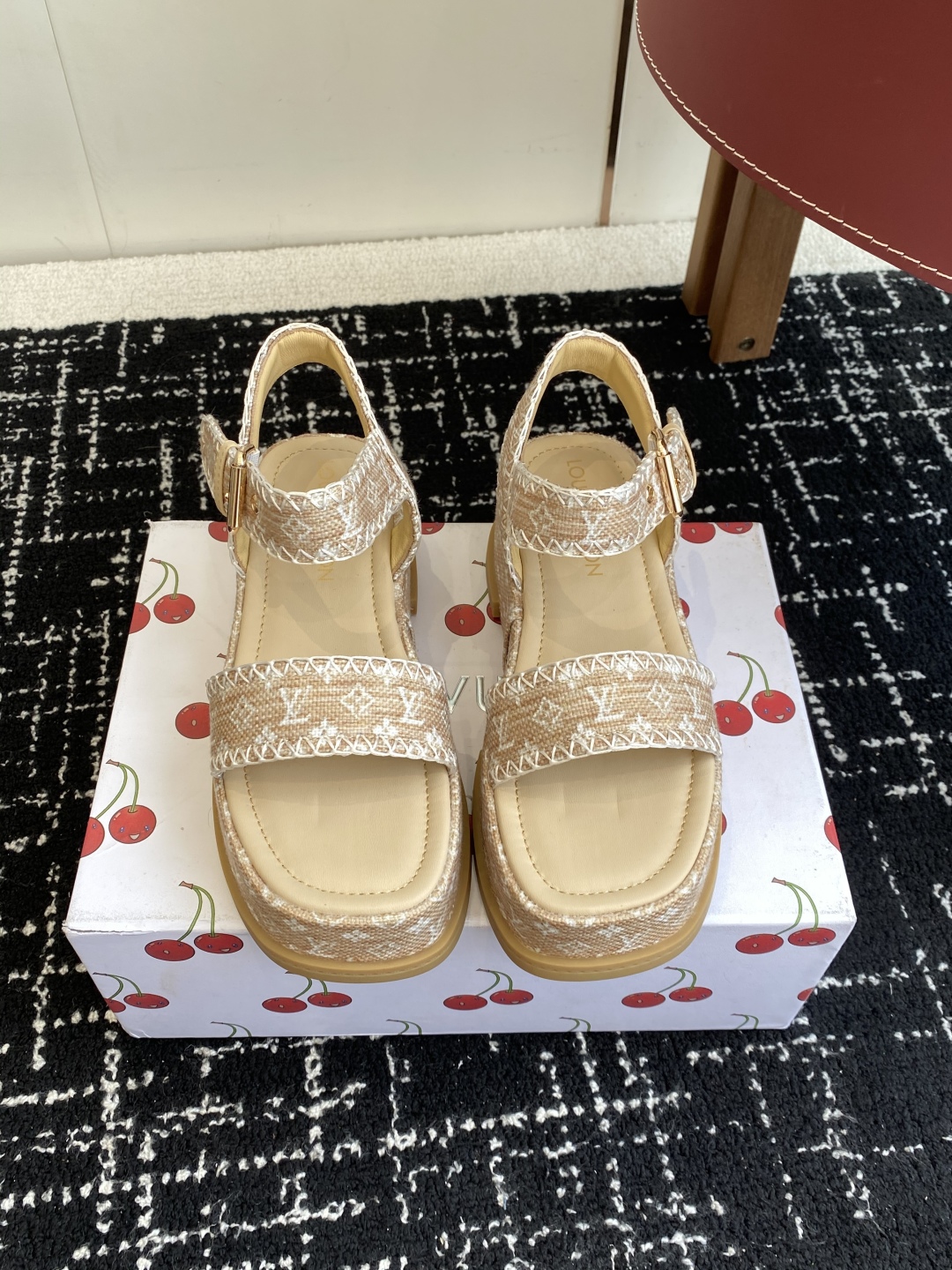 代购级
Louis Vitiaton new arrival～LV春夏厚底漆皮水台凉鞋.单宁色搭配的牛皮