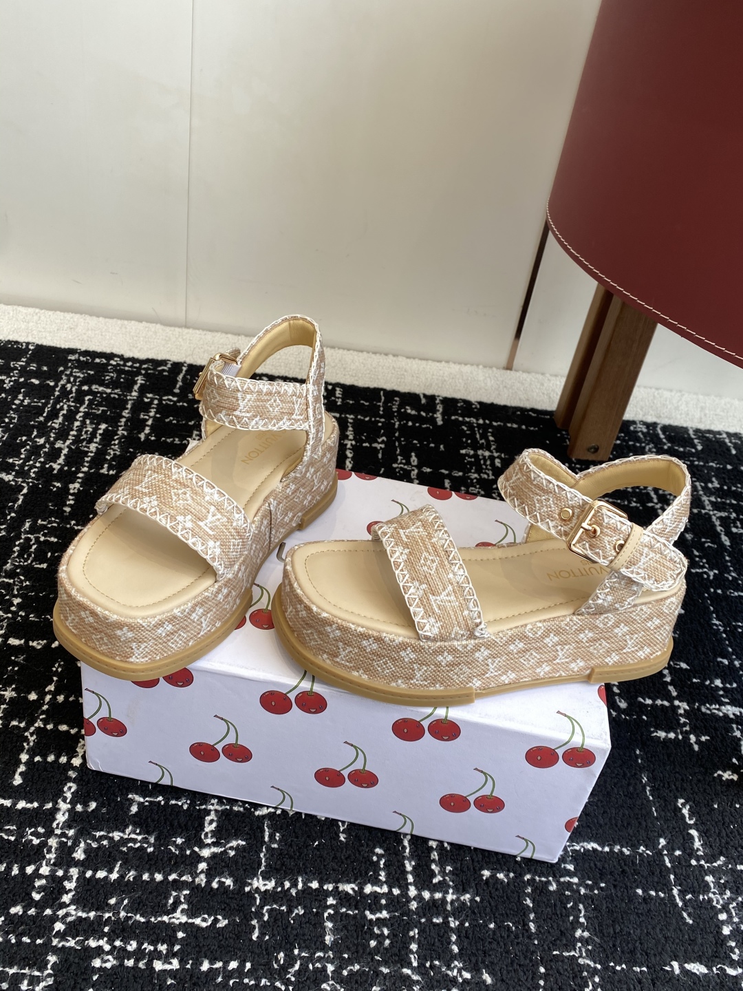 代购级
Louis Vitiaton new arrival～LV春夏厚底漆皮水台凉鞋.单宁色搭配的牛皮