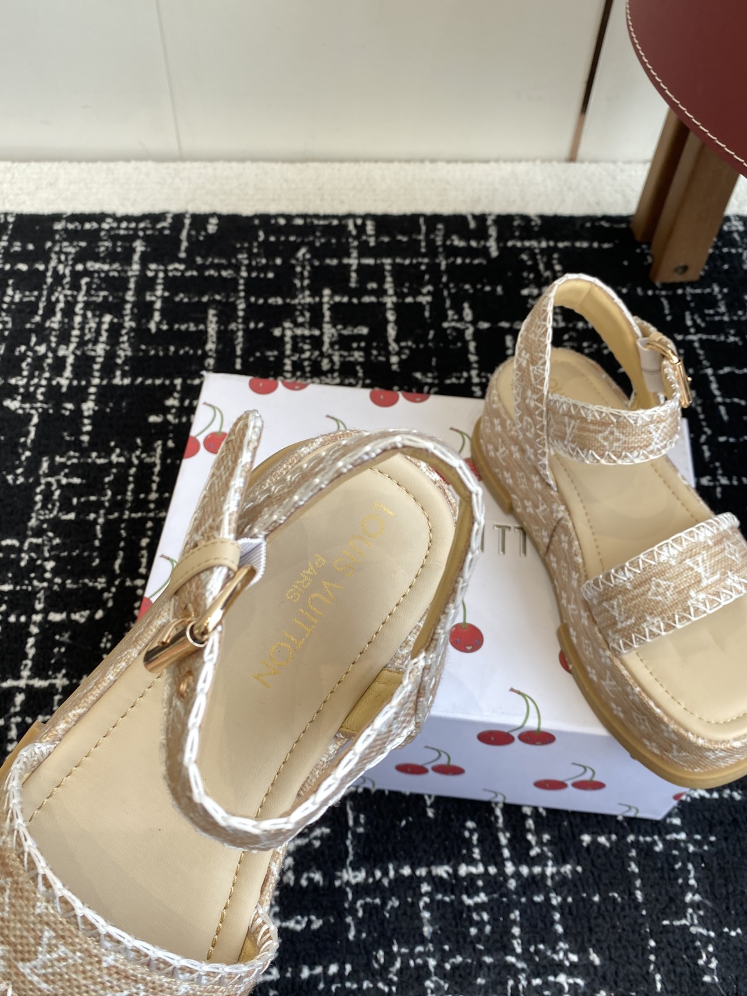 代购级
Louis Vitiaton new arrival～LV春夏厚底漆皮水台凉鞋.单宁色搭配的牛皮