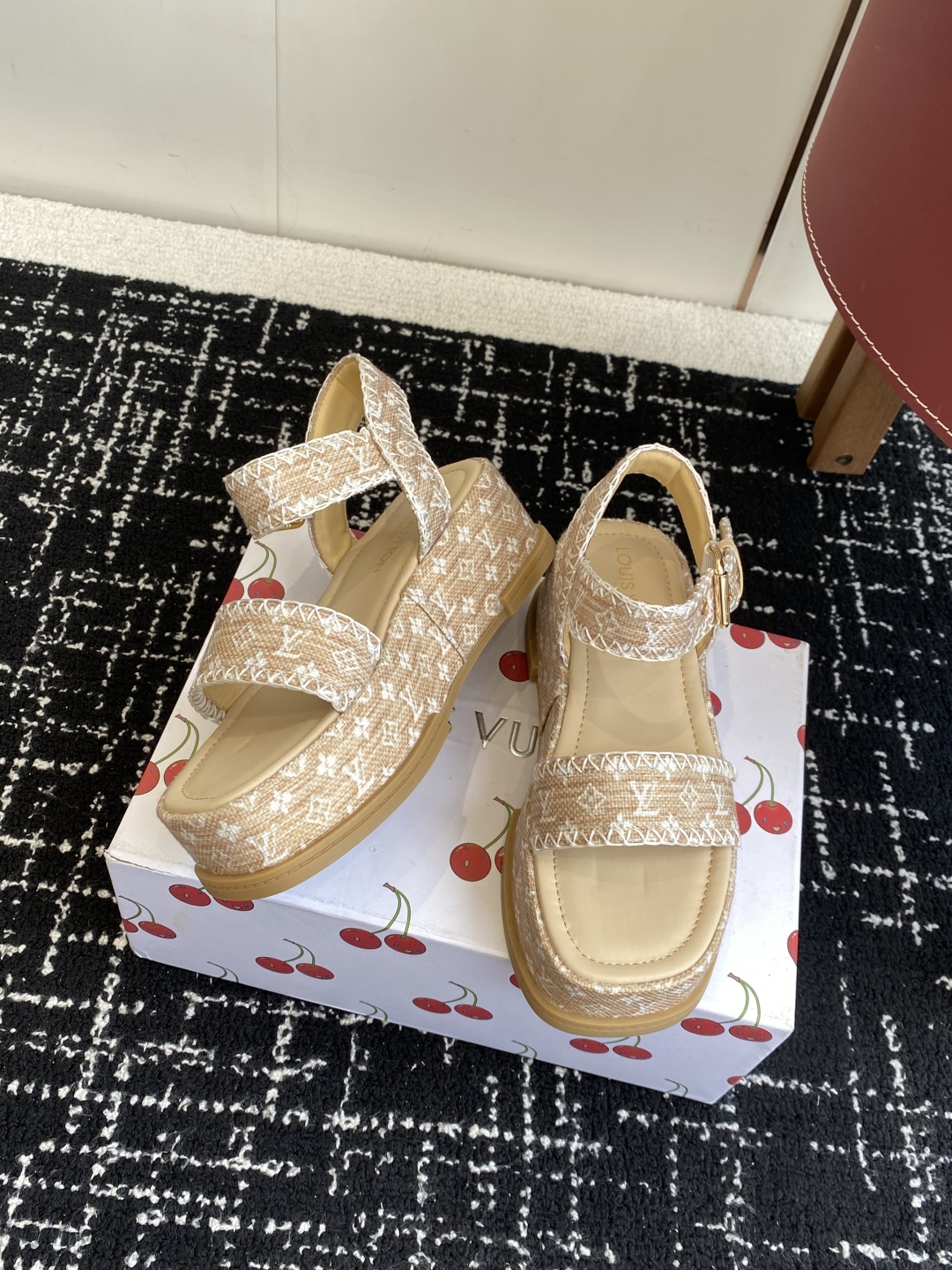 代购级
Louis Vitiaton new arrival～LV春夏厚底漆皮水台凉鞋.单宁色搭配的牛皮