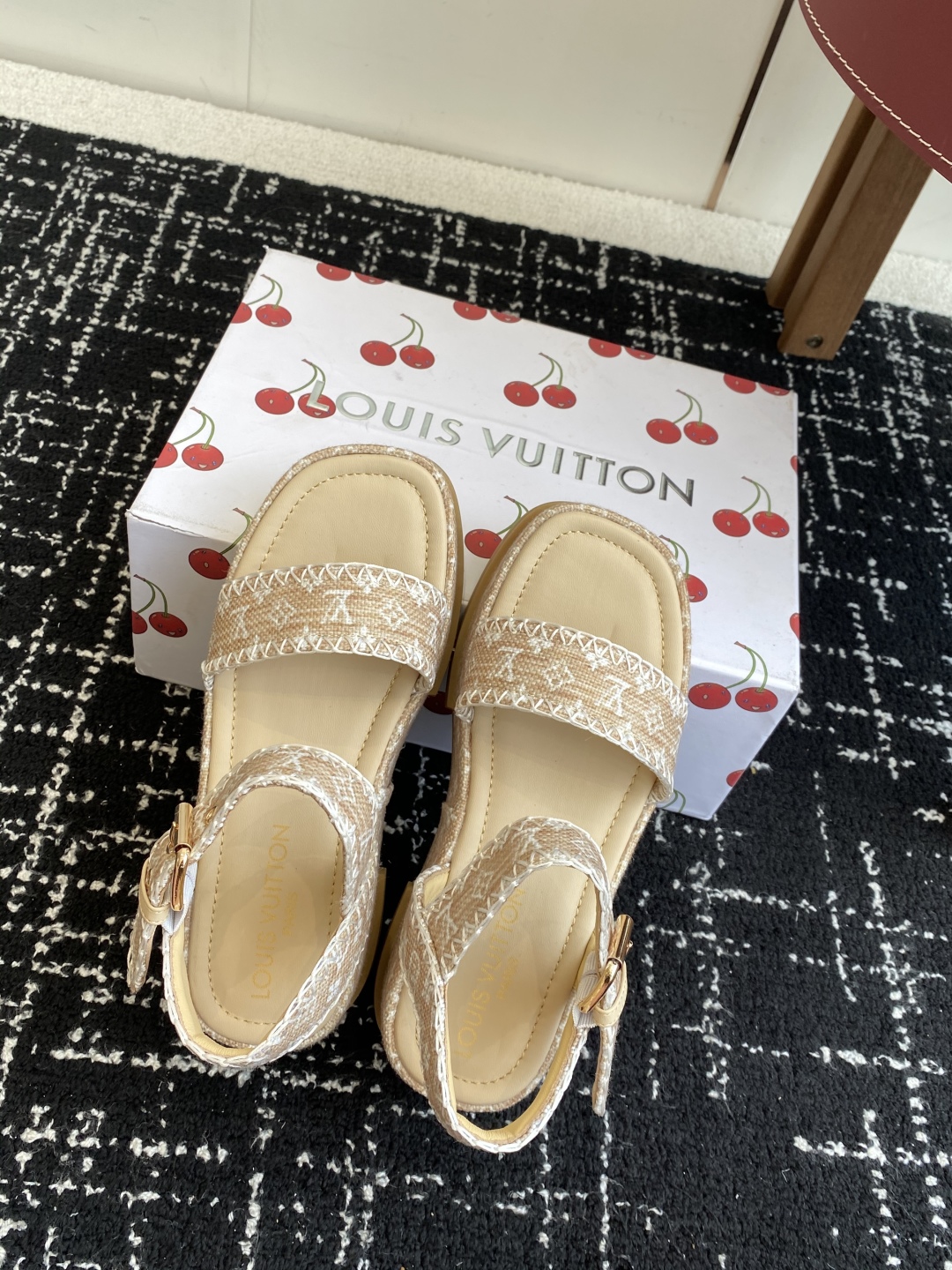 代购级
Louis Vitiaton new arrival～LV春夏厚底漆皮水台凉鞋.单宁色搭配的牛皮