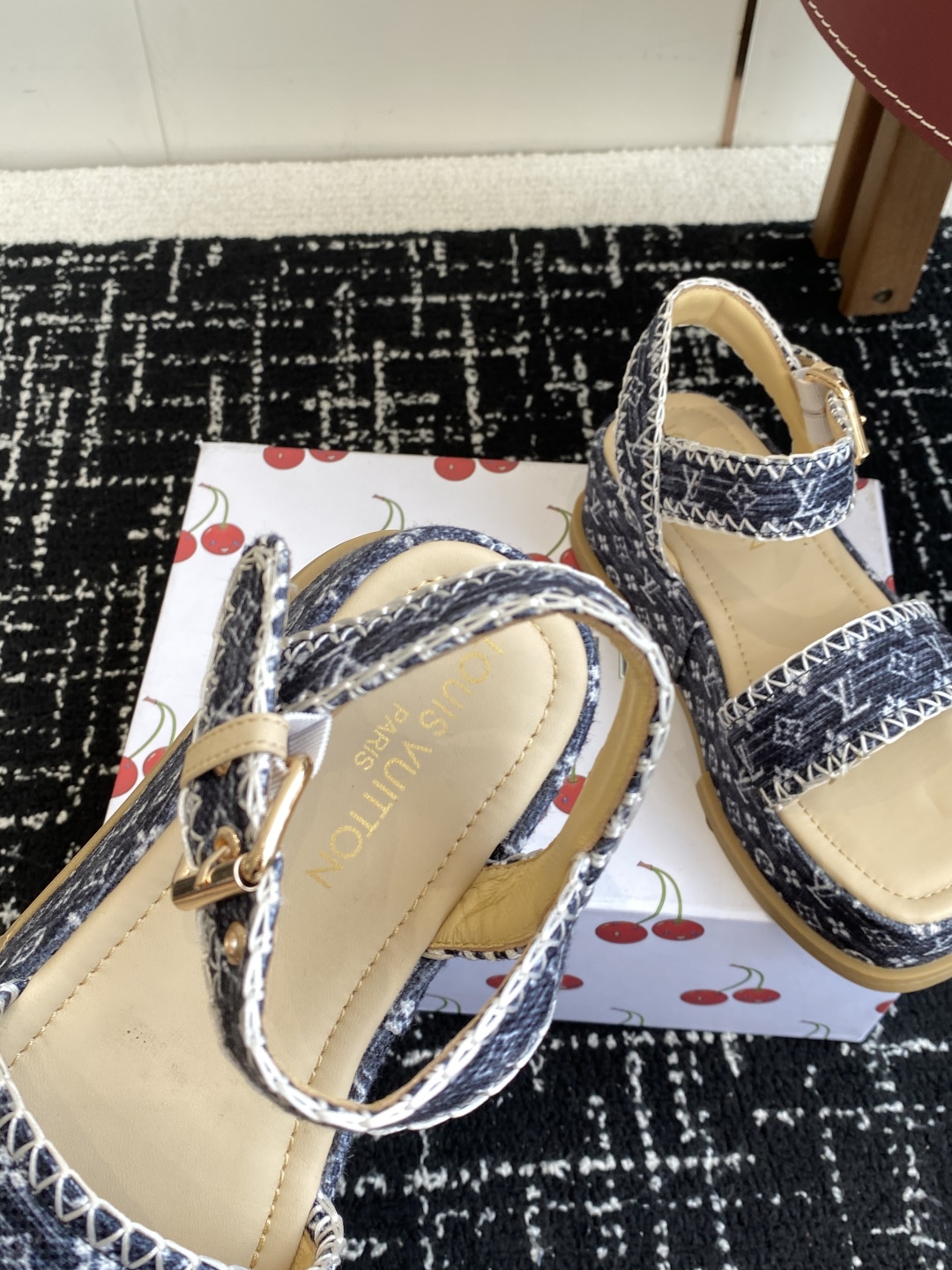 代购级
Louis Vitiaton new arrival～LV春夏厚底漆皮水台凉鞋.单宁色搭配的牛皮