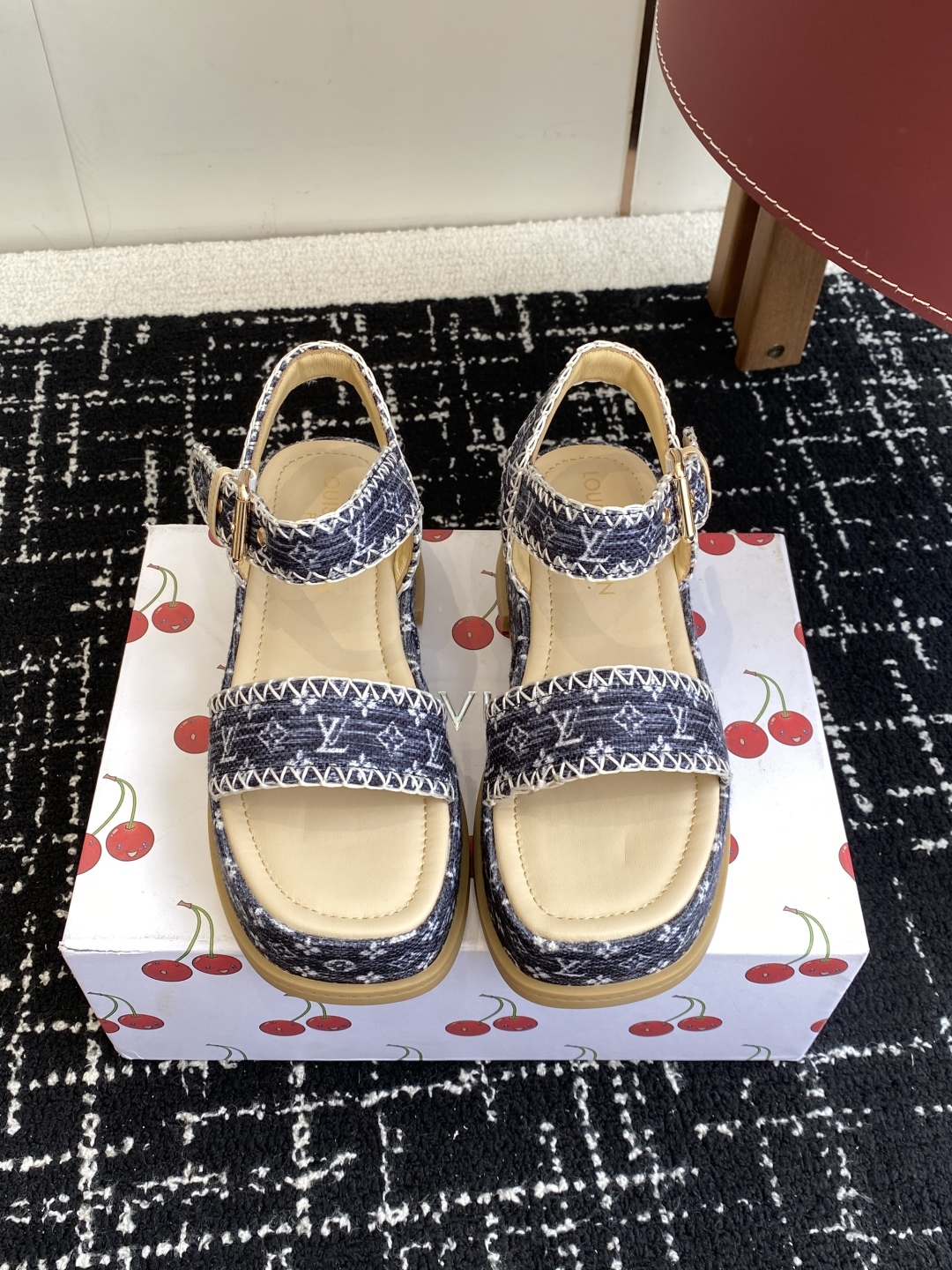 代购级
Louis Vitiaton new arrival～LV春夏厚底漆皮水台凉鞋.单宁色搭配的牛皮