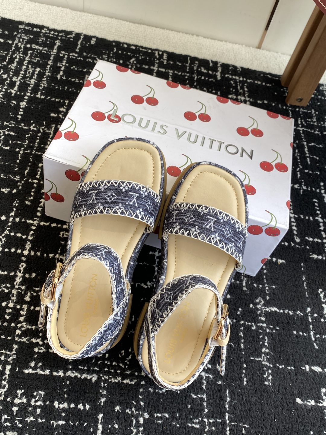 代购级
Louis Vitiaton new arrival～LV春夏厚底漆皮水台凉鞋.单宁色搭配的牛皮